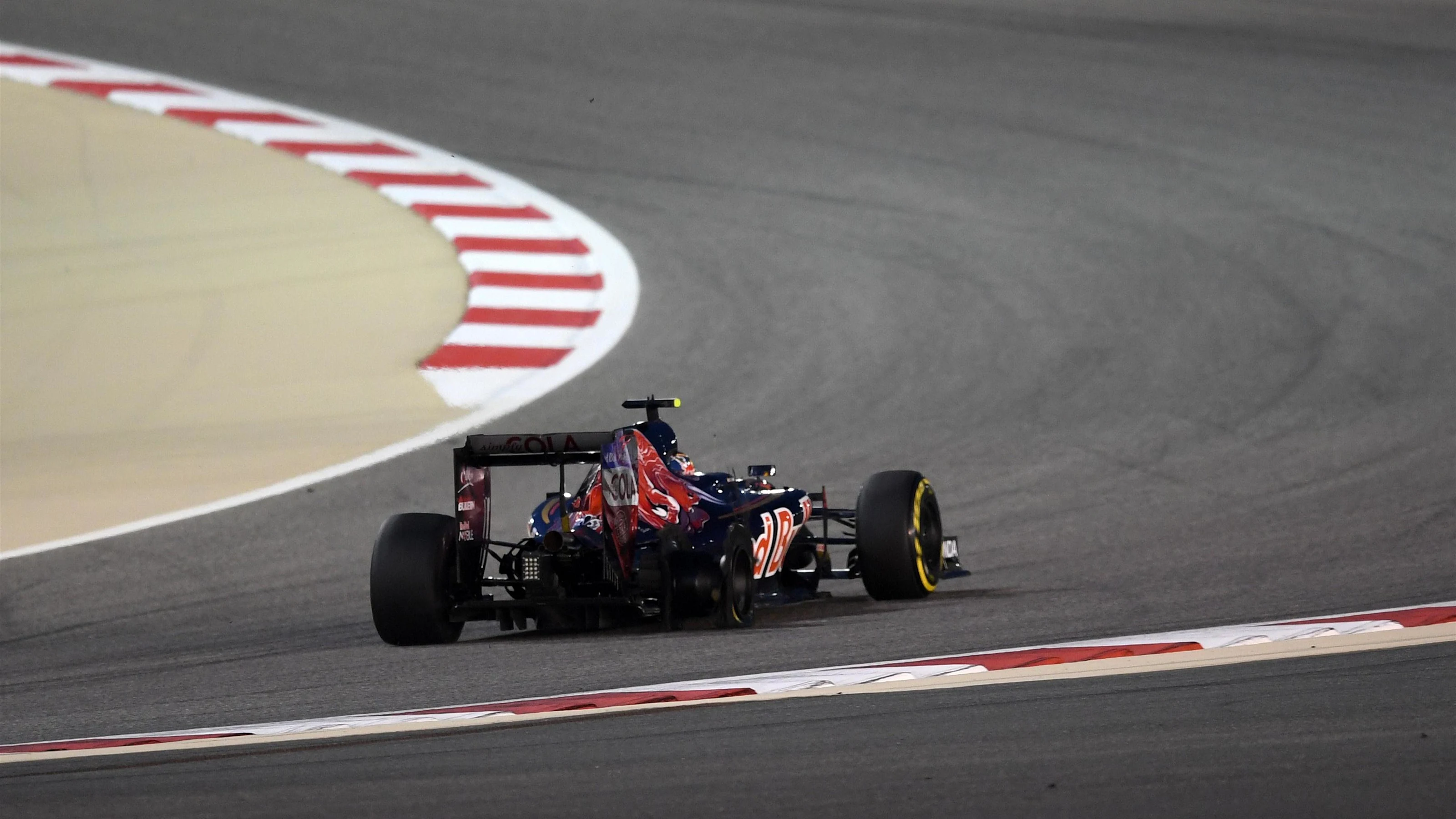 Carlos Sainz jr (ESP) Scuderia Toro Rosso STR11 with rear puncture at Formula One World