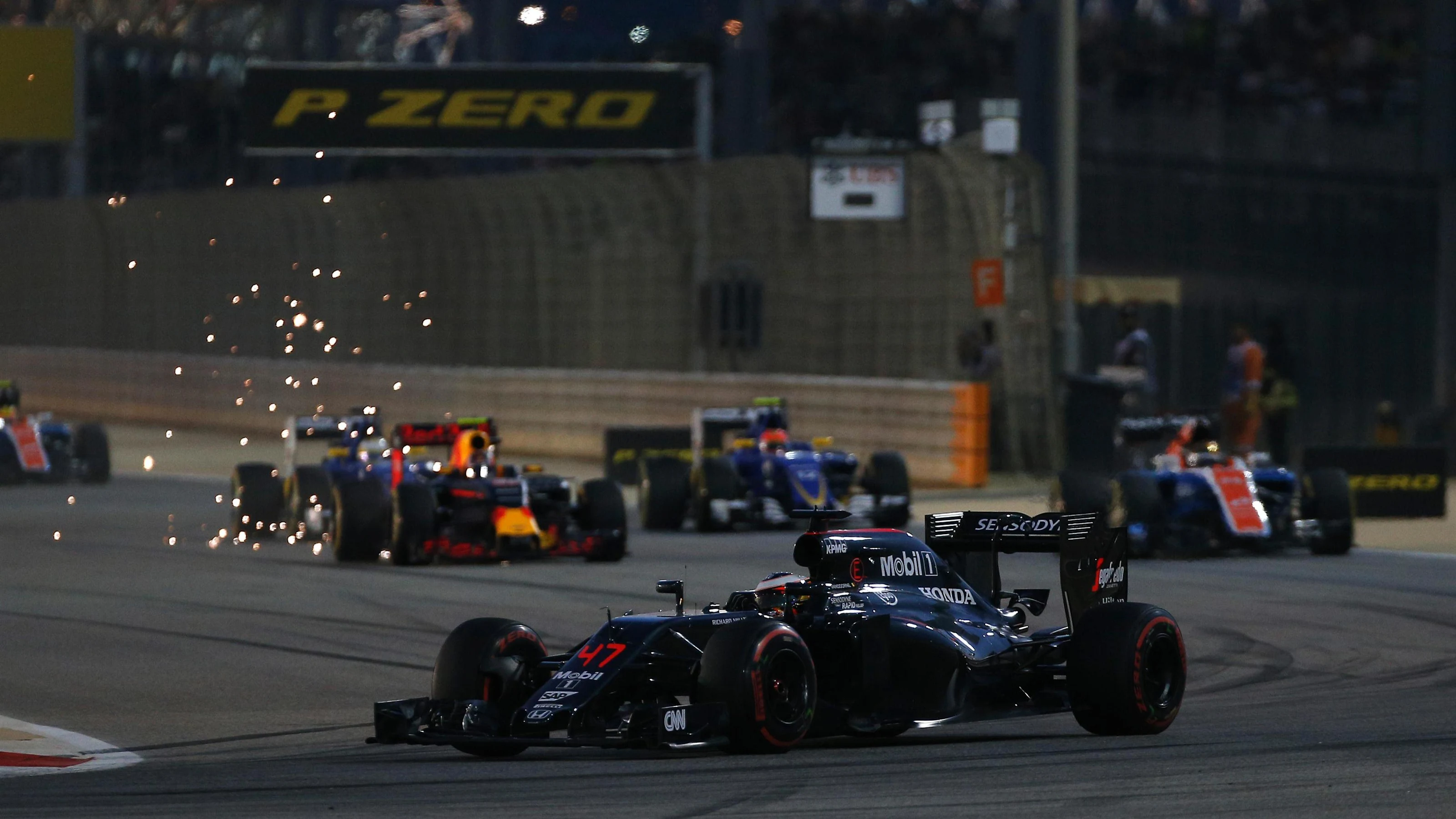Stoffel Vandoorne (BEL) McLaren MP4-31 at Formula One World Championship, Rd2, Bahrain Grand Prix