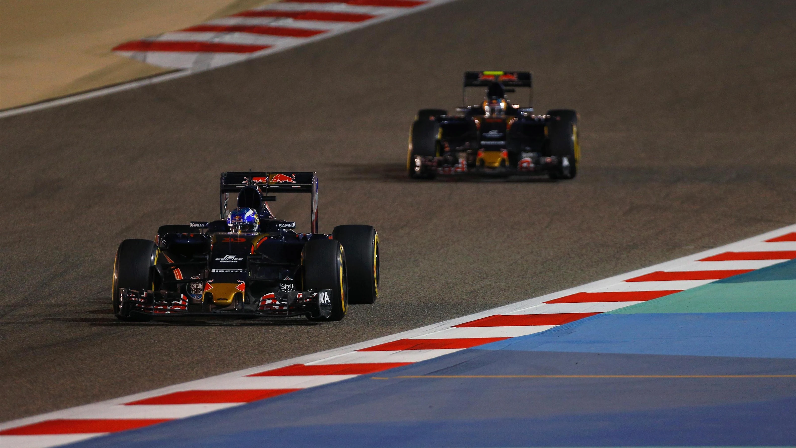 Max Verstappen (NED) Scuderia Toro Rosso STR11 leads Carlos Sainz jr (ESP) Scuderia Toro Rosso
