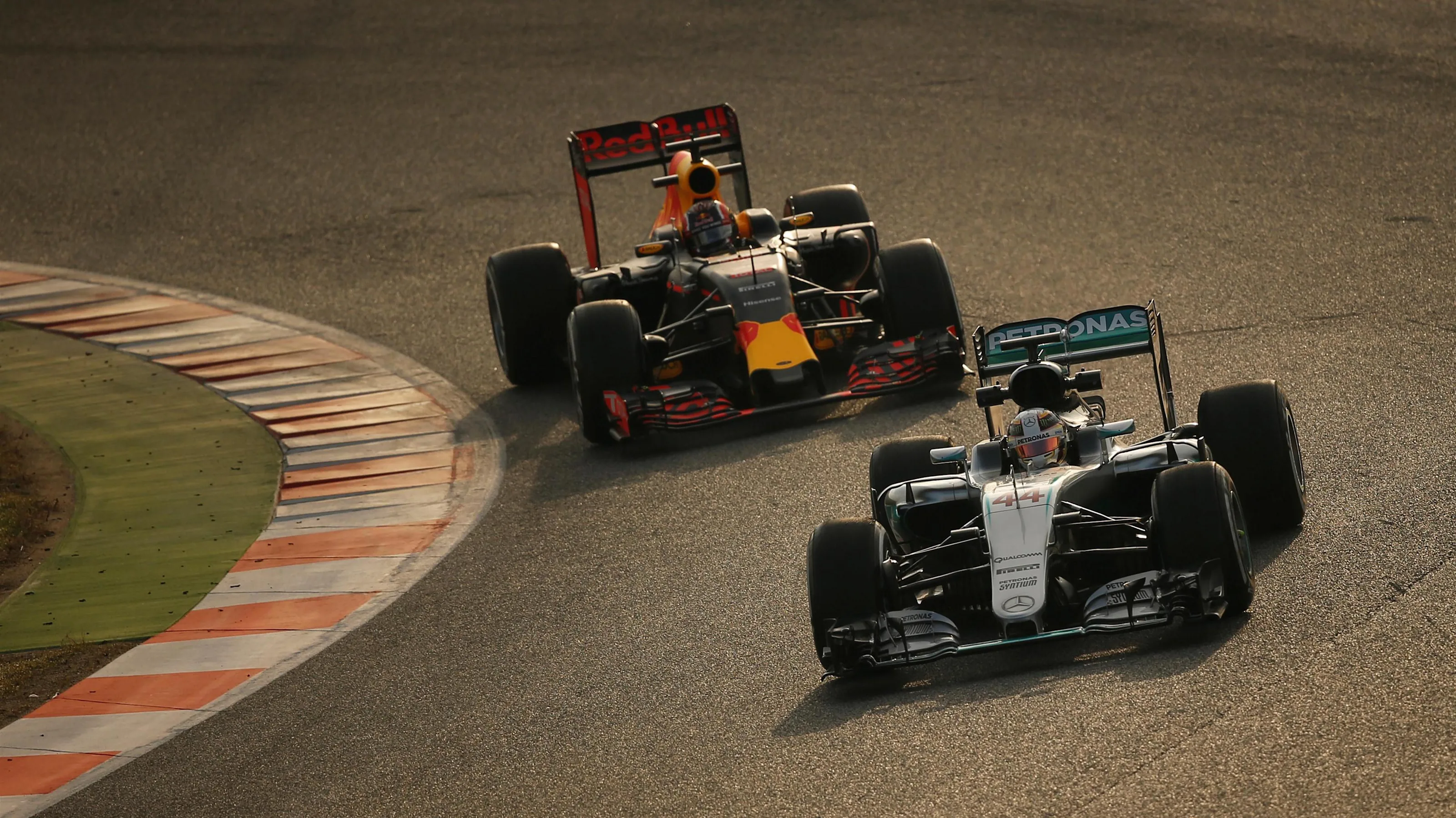 Lewis Hamilton (GBR) Mercedes-Benz F1 W07 Hybrid and Daniil Kvyat (RUS) Red Bull Racing RB12 at