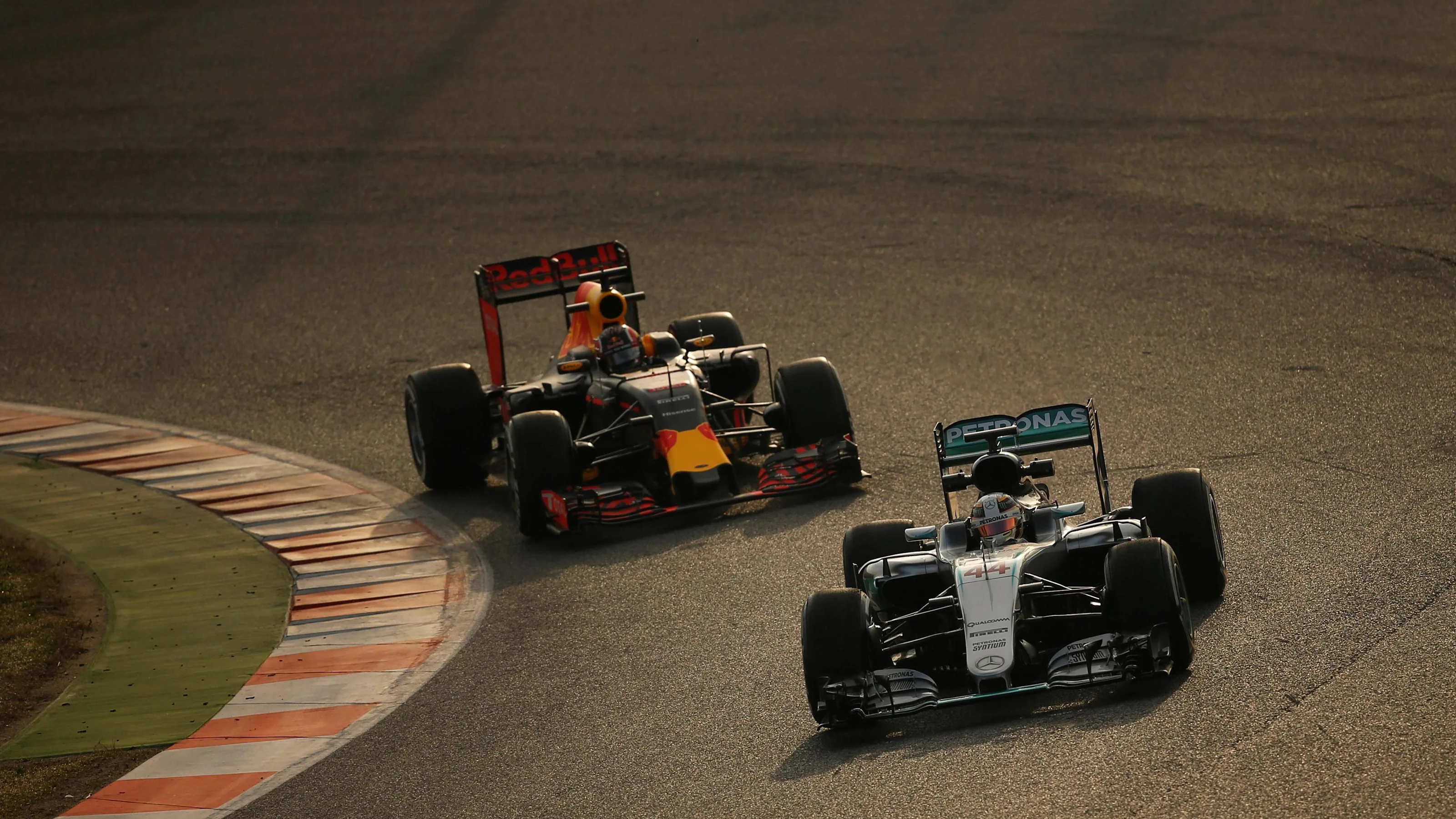 Lewis Hamilton (GBR) Mercedes-Benz F1 W07 Hybrid and Daniil Kvyat (RUS) Red Bull Racing RB12 at
