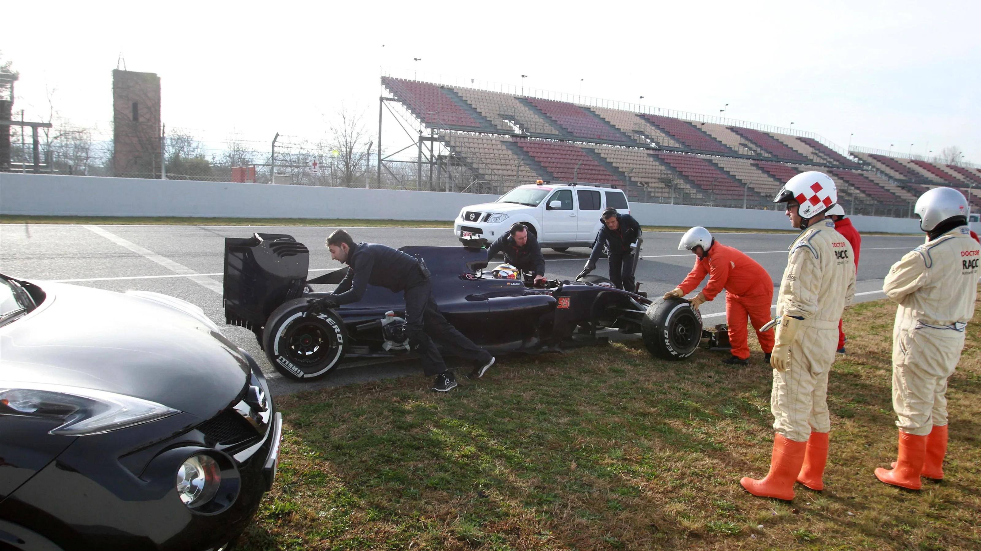 Carlos Sainz jr (ESP) Scuderia Toro Rosso STR11 stops on track at Formula One Testing, Day Three,