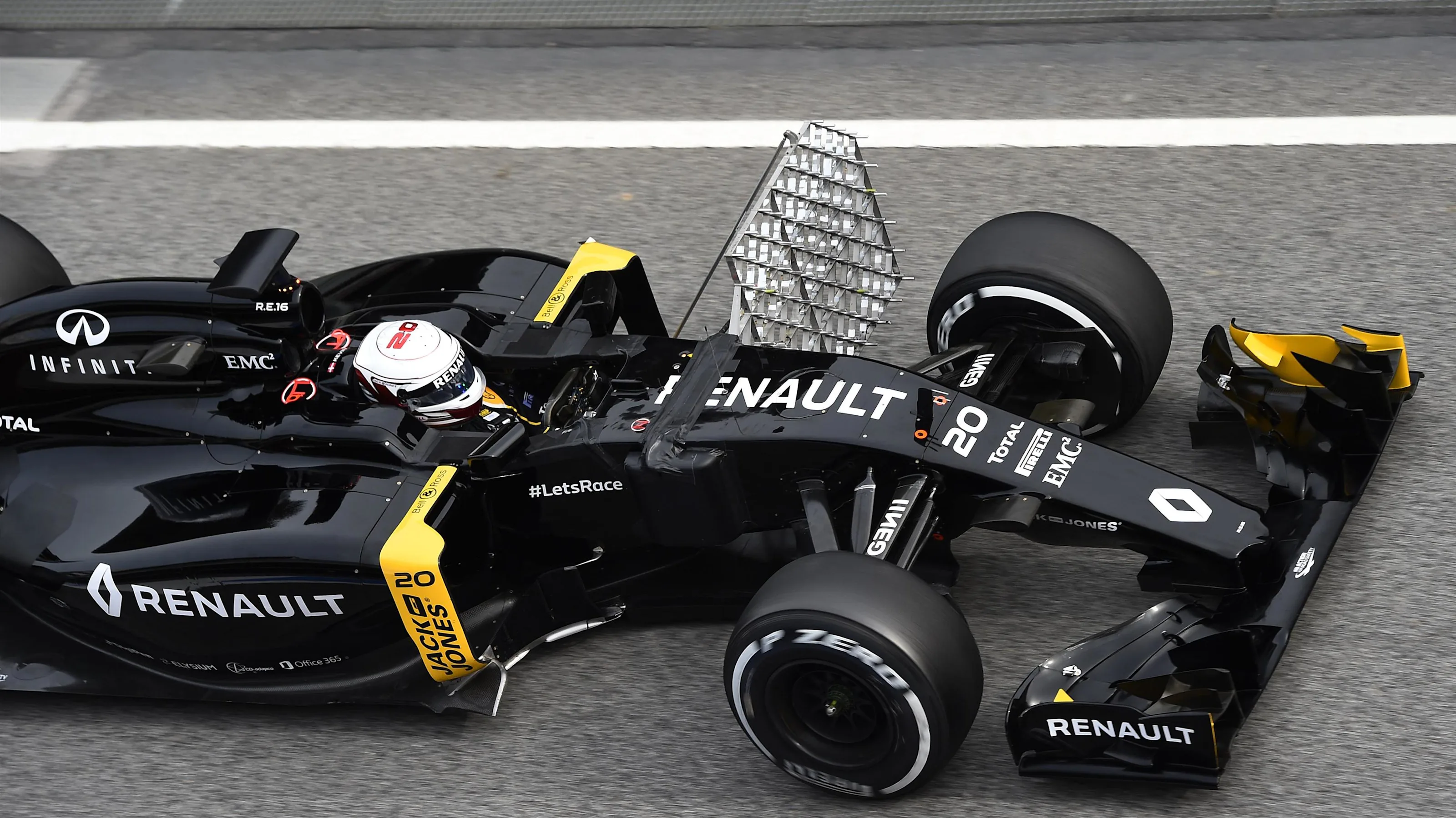 Kevin Magnussen (DEN) Renault Sport F1 Team RS16 and aero sensors at Formula One Testing, Day