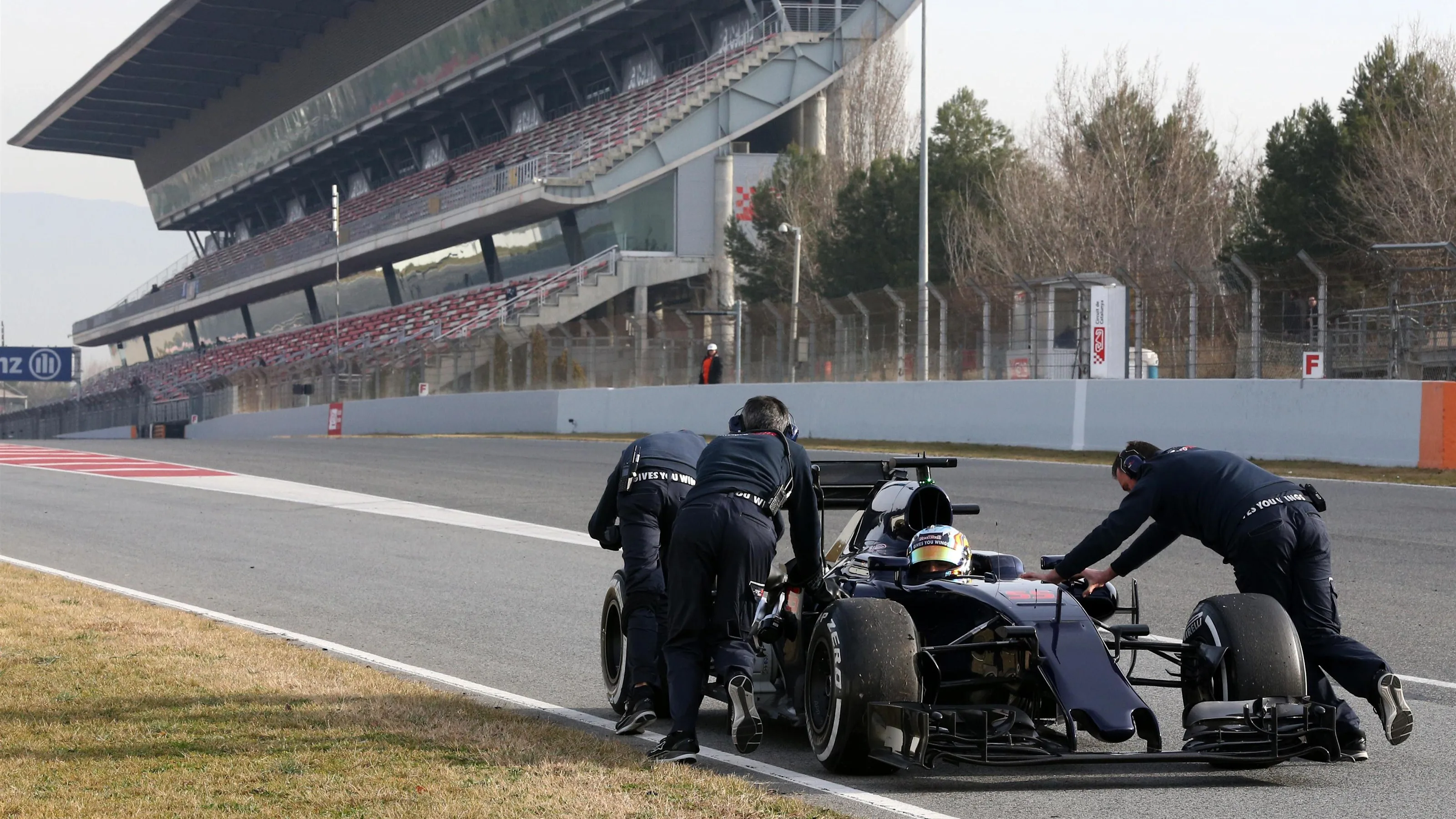 Carlos Sainz jr (ESP) Scuderia Toro Rosso STR11 stops on track at Formula One Testing, Day Three,