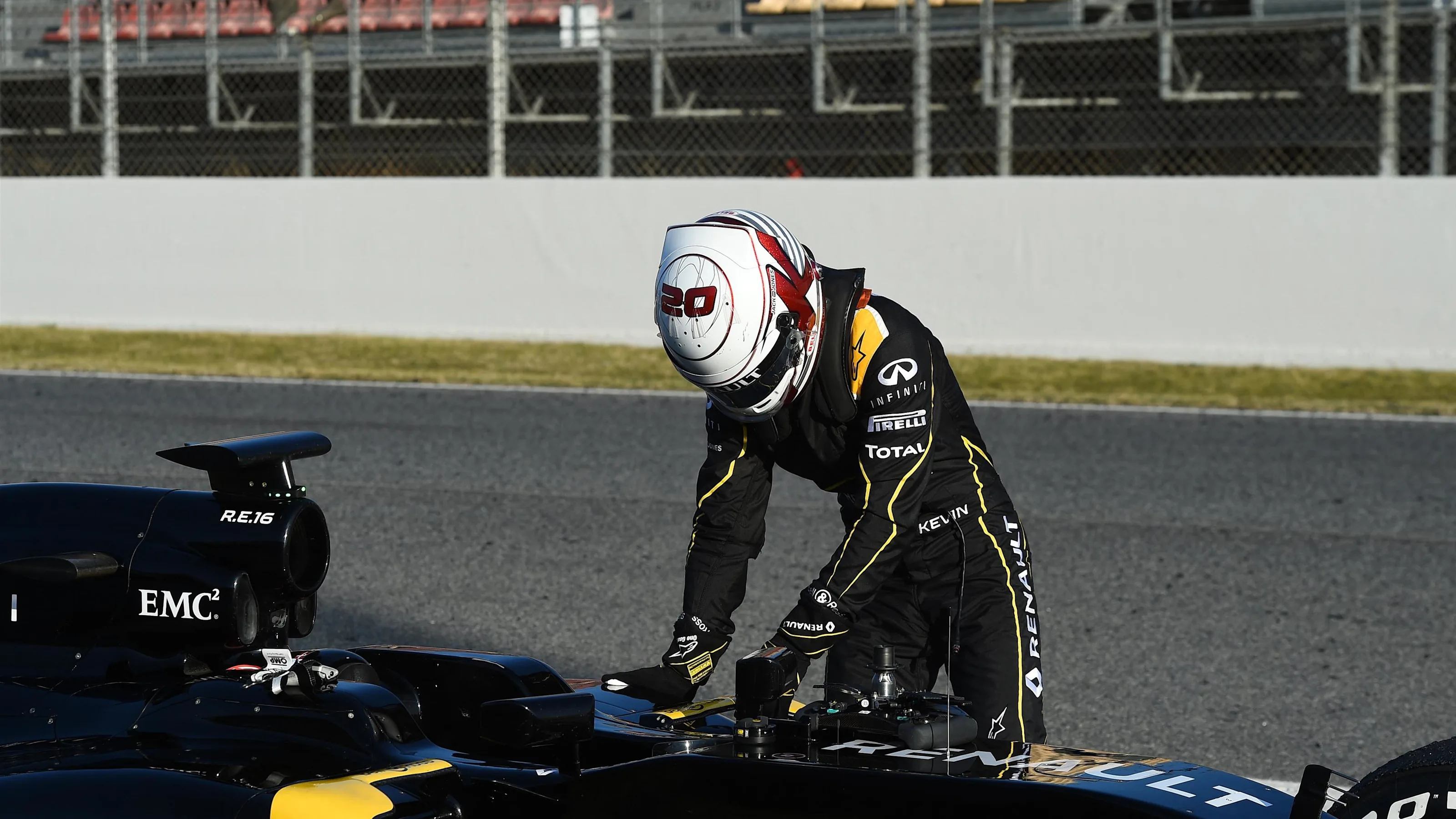 Kevin Magnussen (DEN) Renault Sport F1 Team RS16 stops on track at Formula One Testing, Day Three,