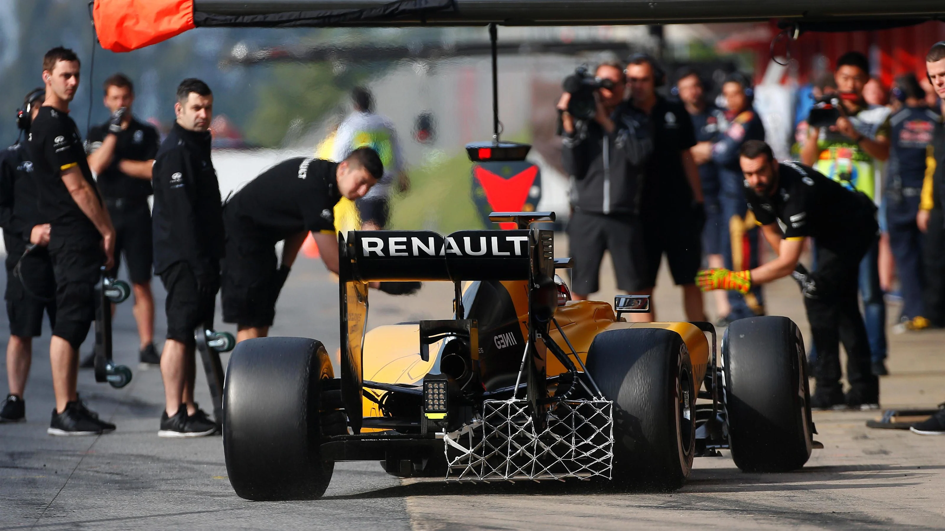 Kevin Magnussen (DEN) Renault Sport F1 Team RS16 with aero sensor at Formula One Testing, Day Two,