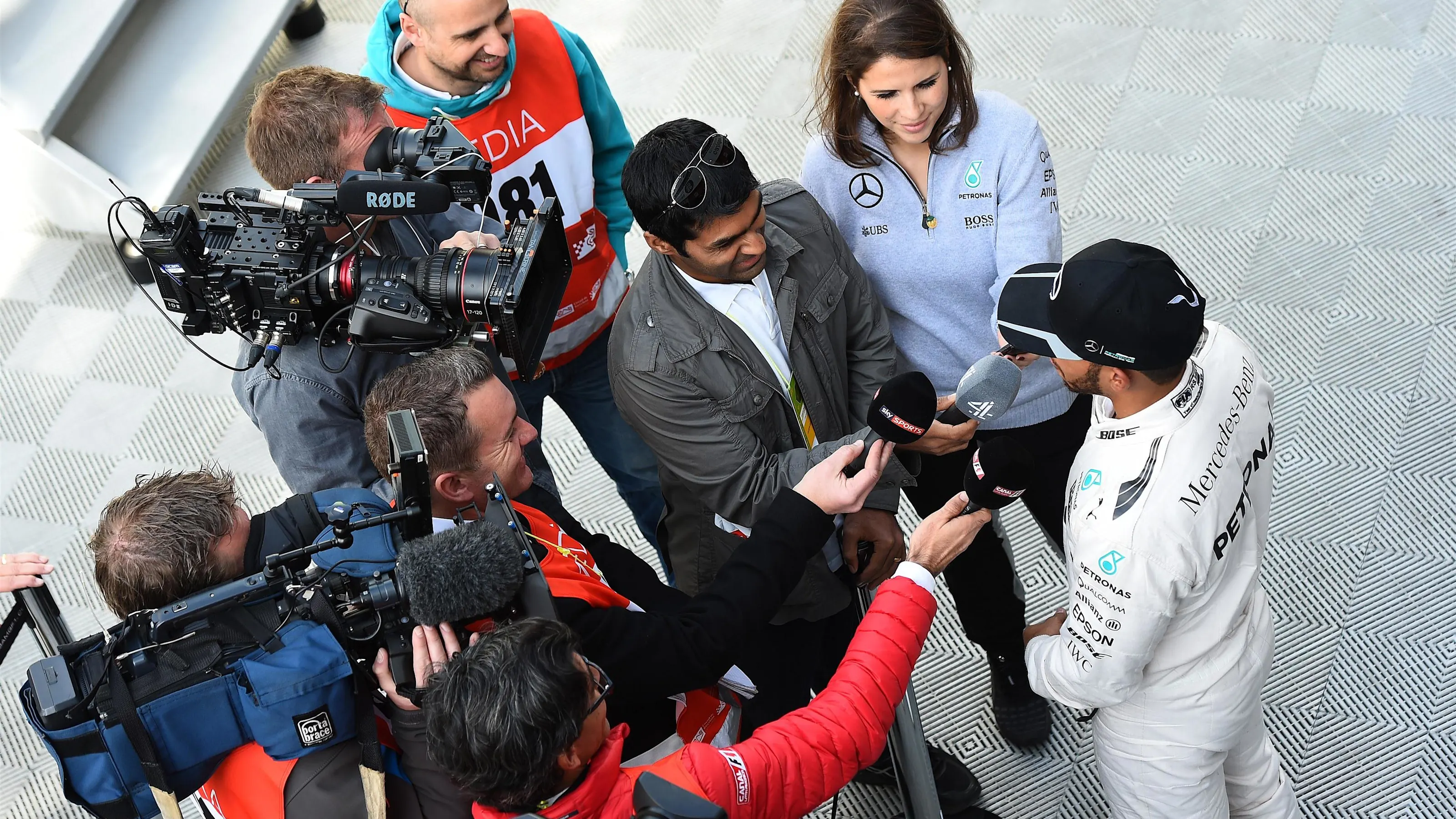 Lewis Hamilton (GBR) Mercedes AMG F1 talks with Karun Chandhok (IND) at Formula One Testing, Day