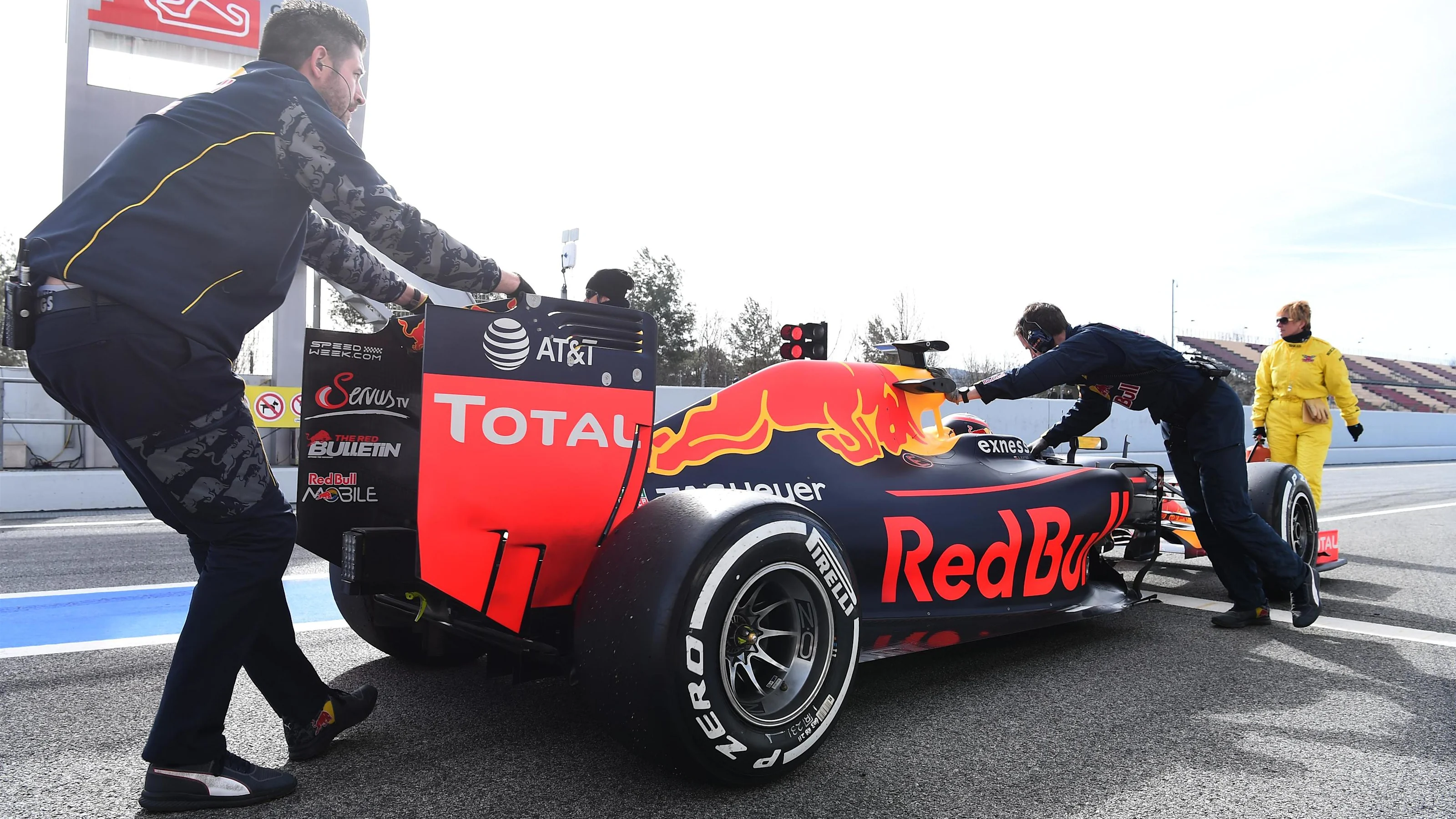 Daniil Kvyat (RUS) Red Bull Racing RB12 stops in pit lane at Formula One Testing, Day Three,