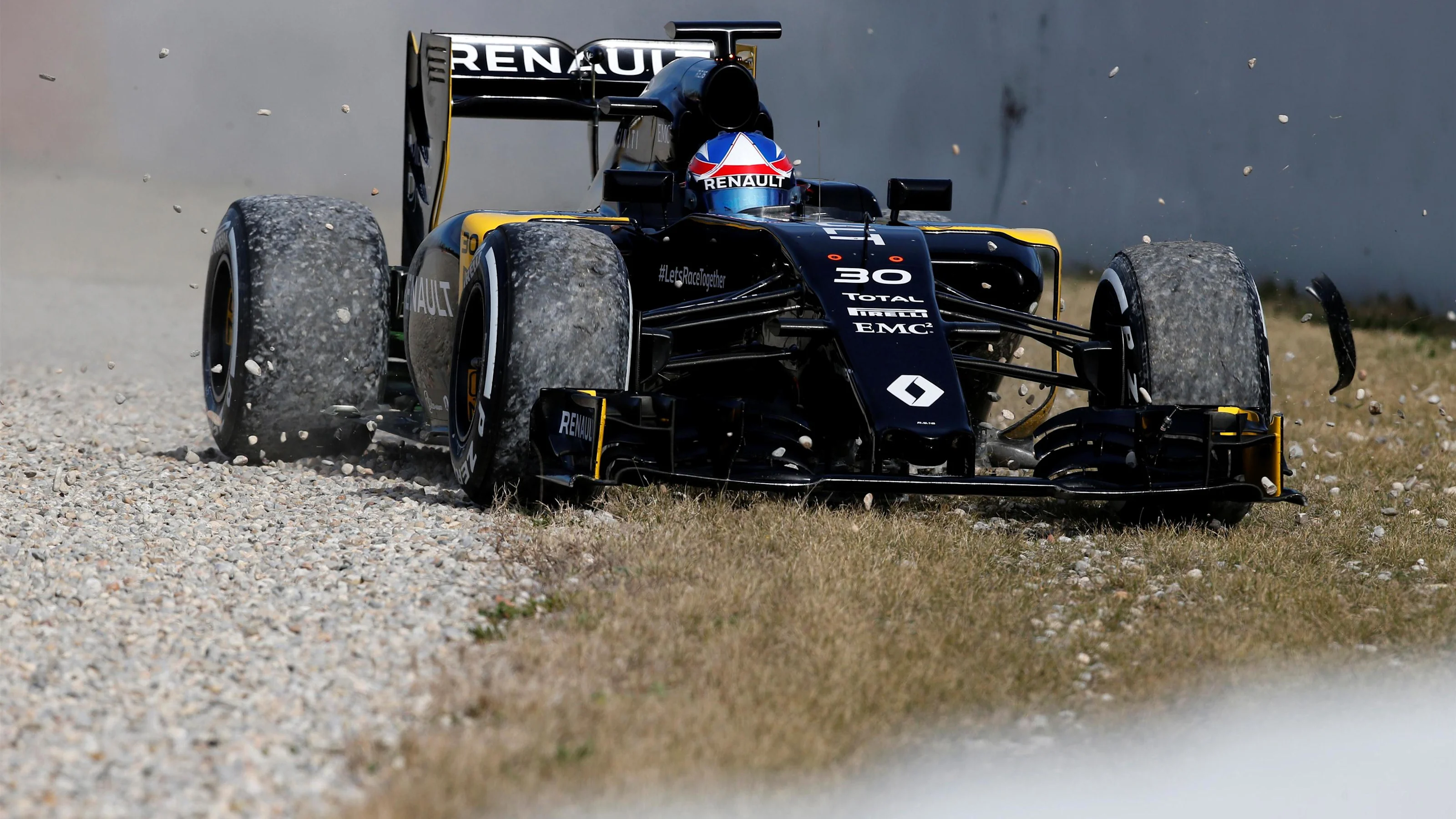 Jolyon Palmer (GBR) Renault Sport F1 Team RS16 spins through the gravel at Formula One Testing, Day