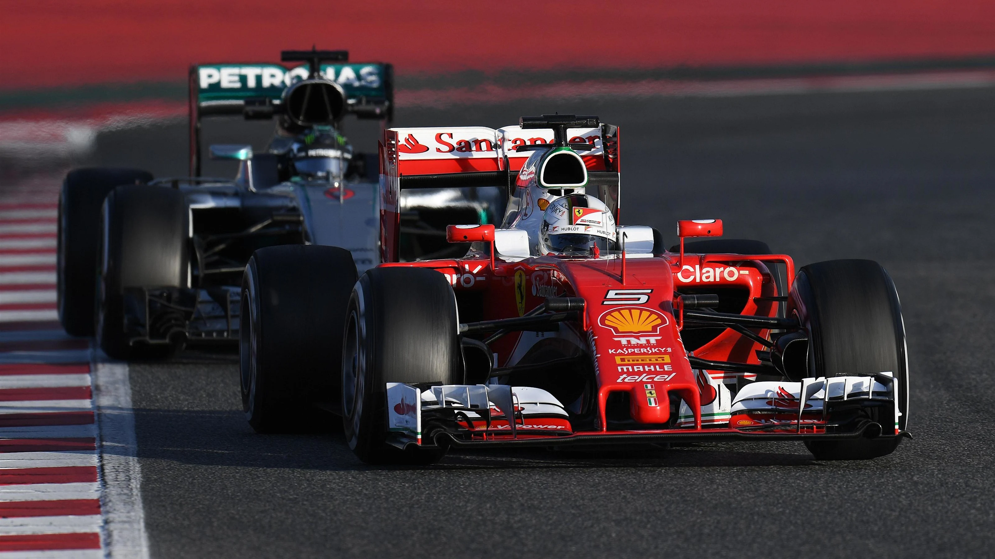 Sebastian Vettel (GER) Ferrari SF16-H and Nico Rosberg (GER) Mercedes-Benz F1 W07 Hybrid at Formula
