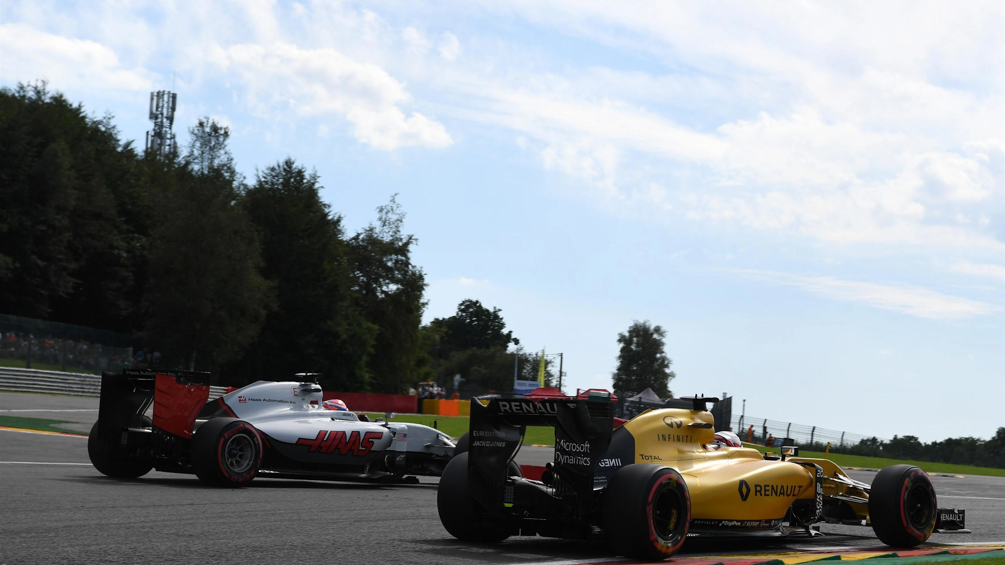 Kevin Magnussen (DEN) Renault Sport F1 Team RS16 and Romain Grosjean (FRA) Haas VF-16 at Formula