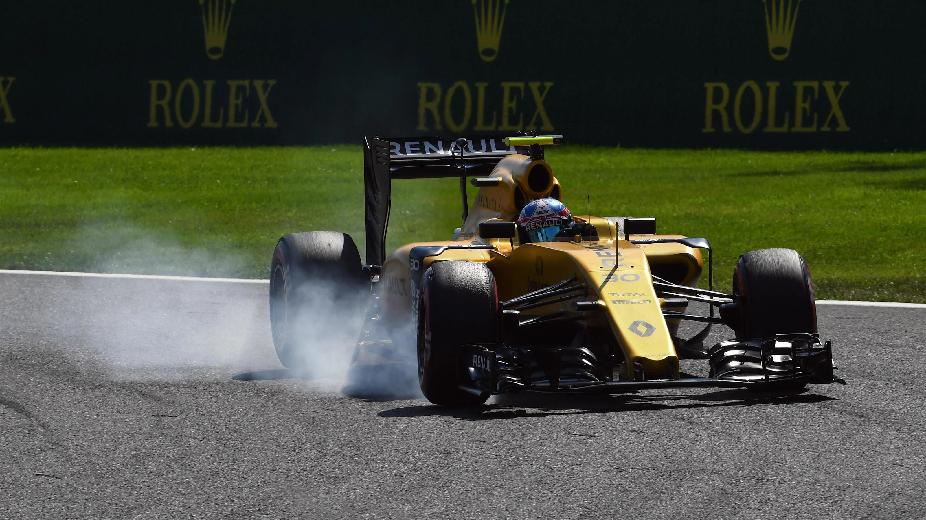 Jolyon Palmer (GBR) Renault Sport F1 Team RS16 locks up at Formula One World Championship, Rd13,