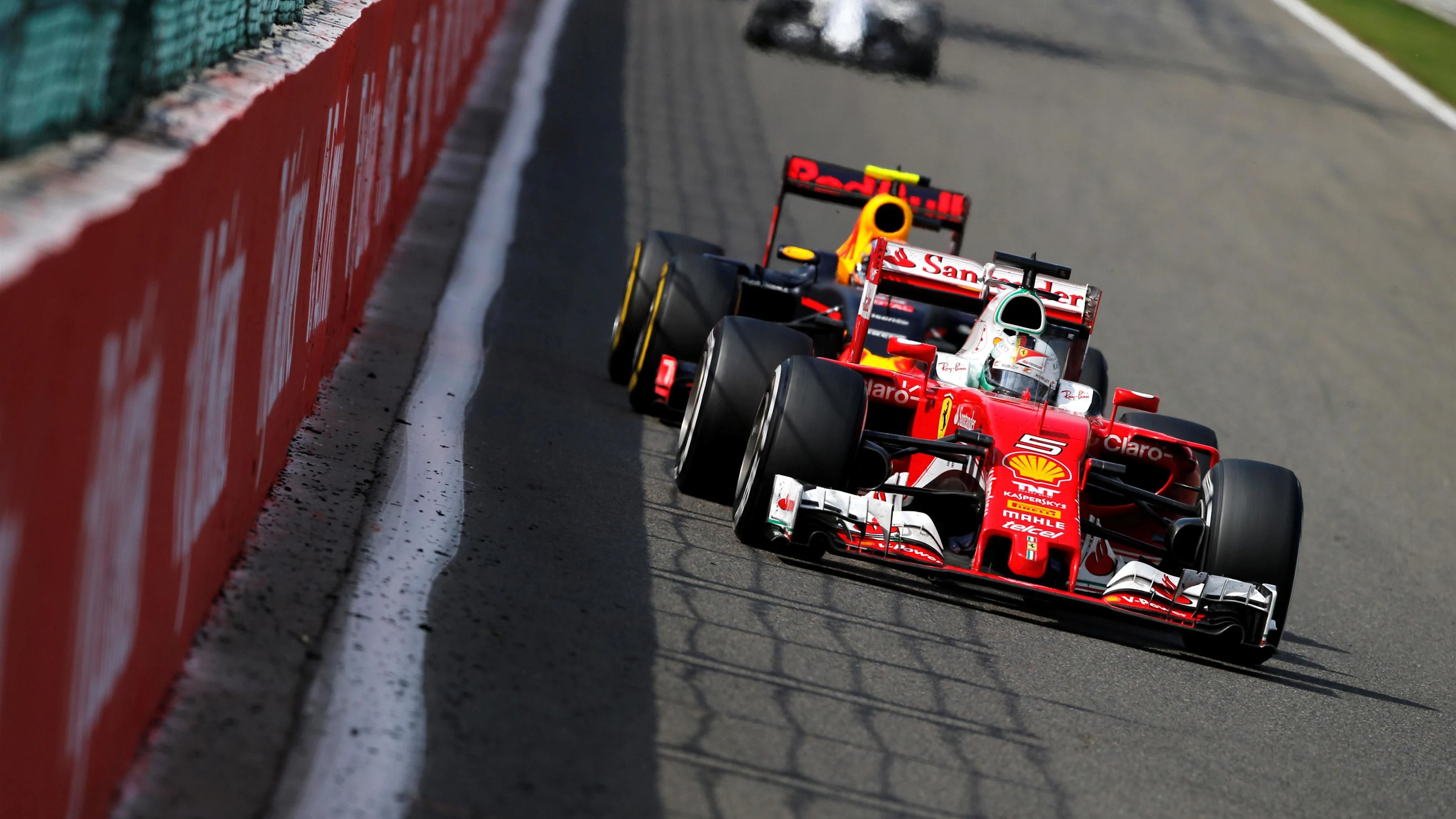 Sebastian Vettel (GER) Ferrari SF16-H and Max Verstappen (NED) Red Bull Racing RB12 battle for