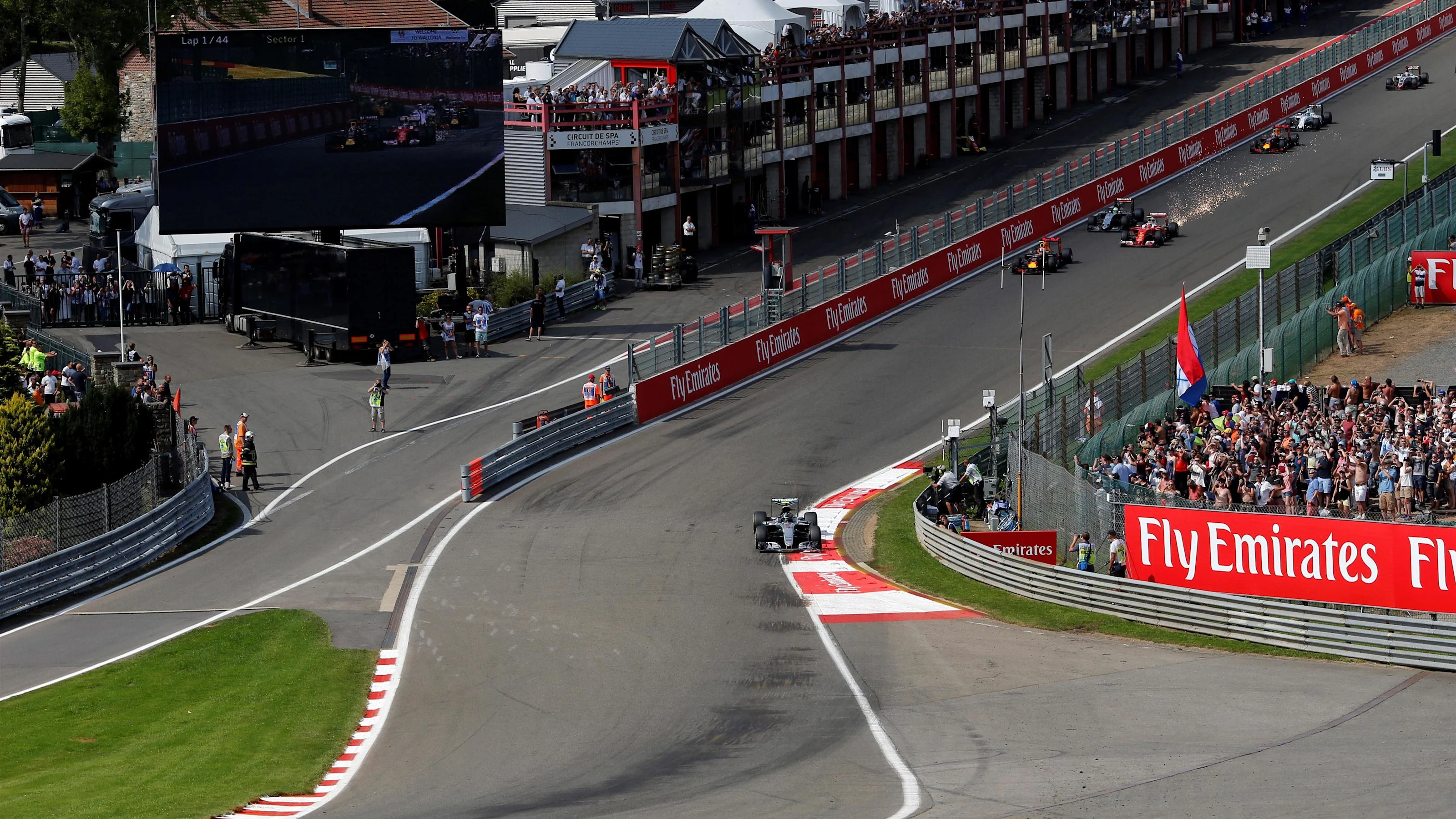 Nico Rosberg (GER) Mercedes-Benz F1 W07 Hybrid leads at the start of the race at Formula One World