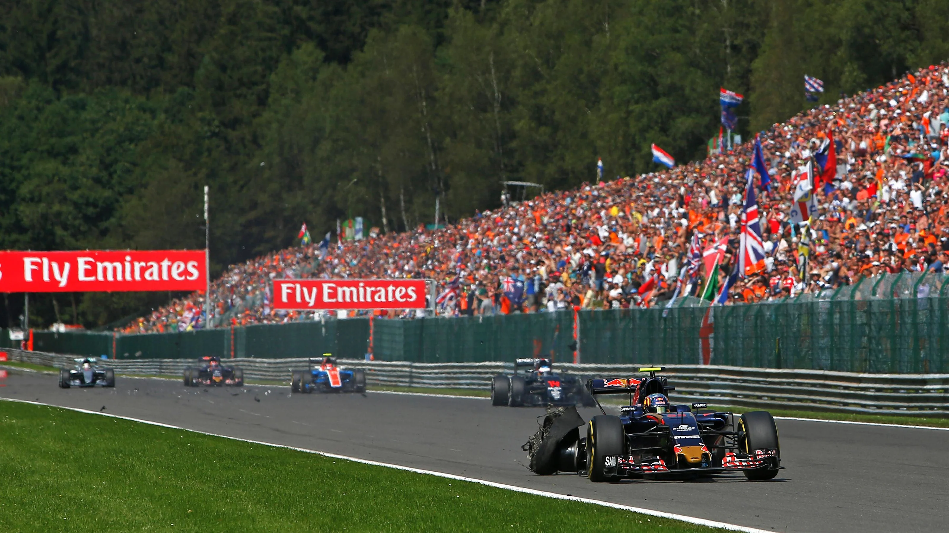 Carlos Sainz jr (ESP) Scuderia Toro Rosso STR11 with rear puncture / blow out at Formula One World