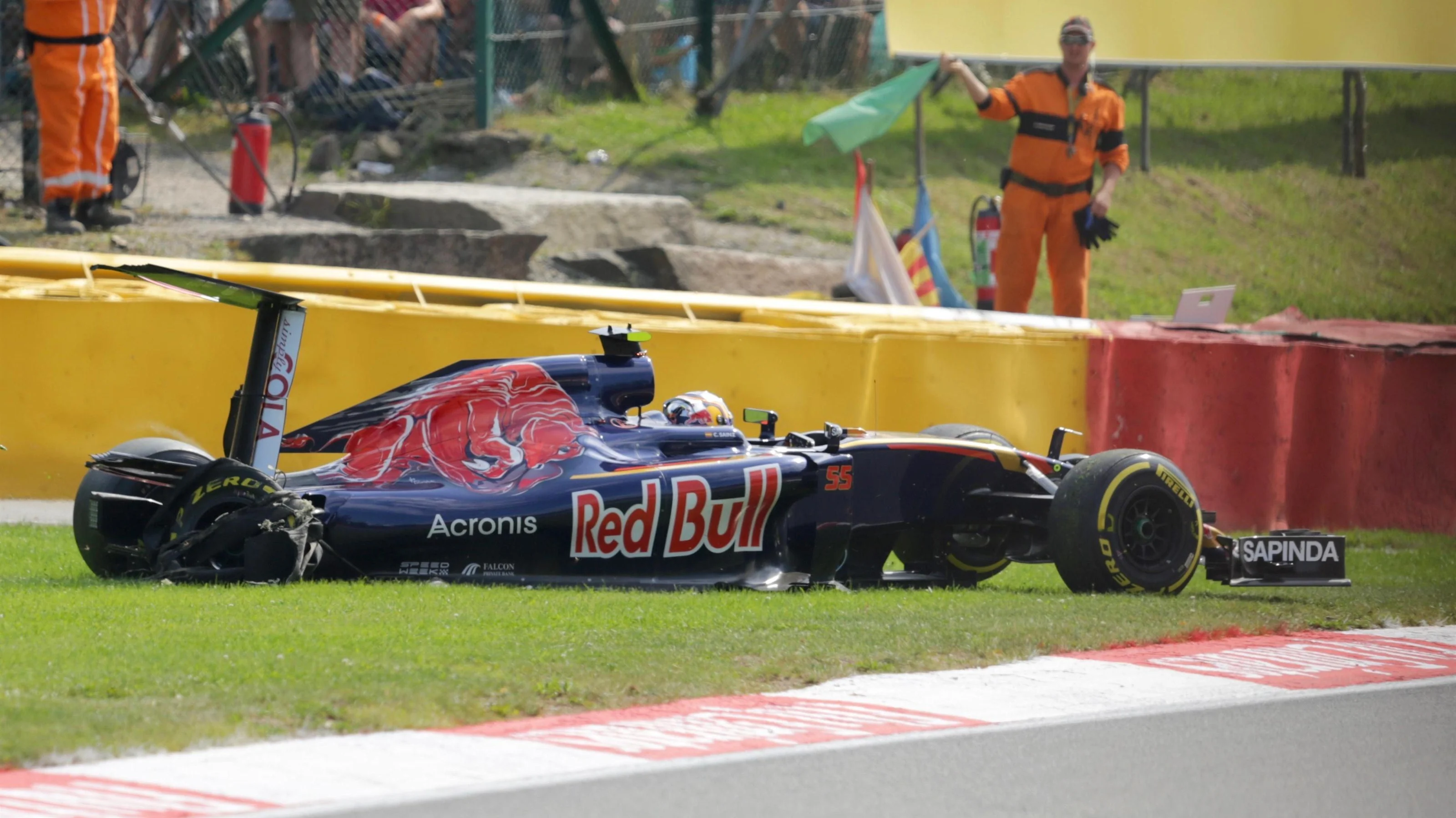 Carlos Sainz jr (ESP) Scuderia Toro Rosso STR11 with rear puncture and damaged rear wing at Formula
