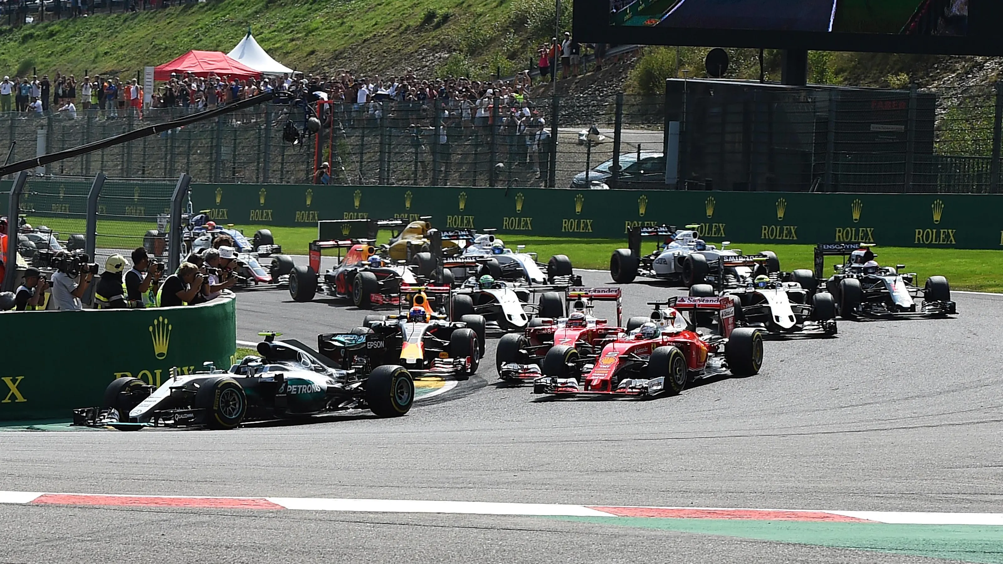 Nico Rosberg (GER) Mercedes-Benz F1 W07 Hybrid leads at the start of the race as Max Verstappen