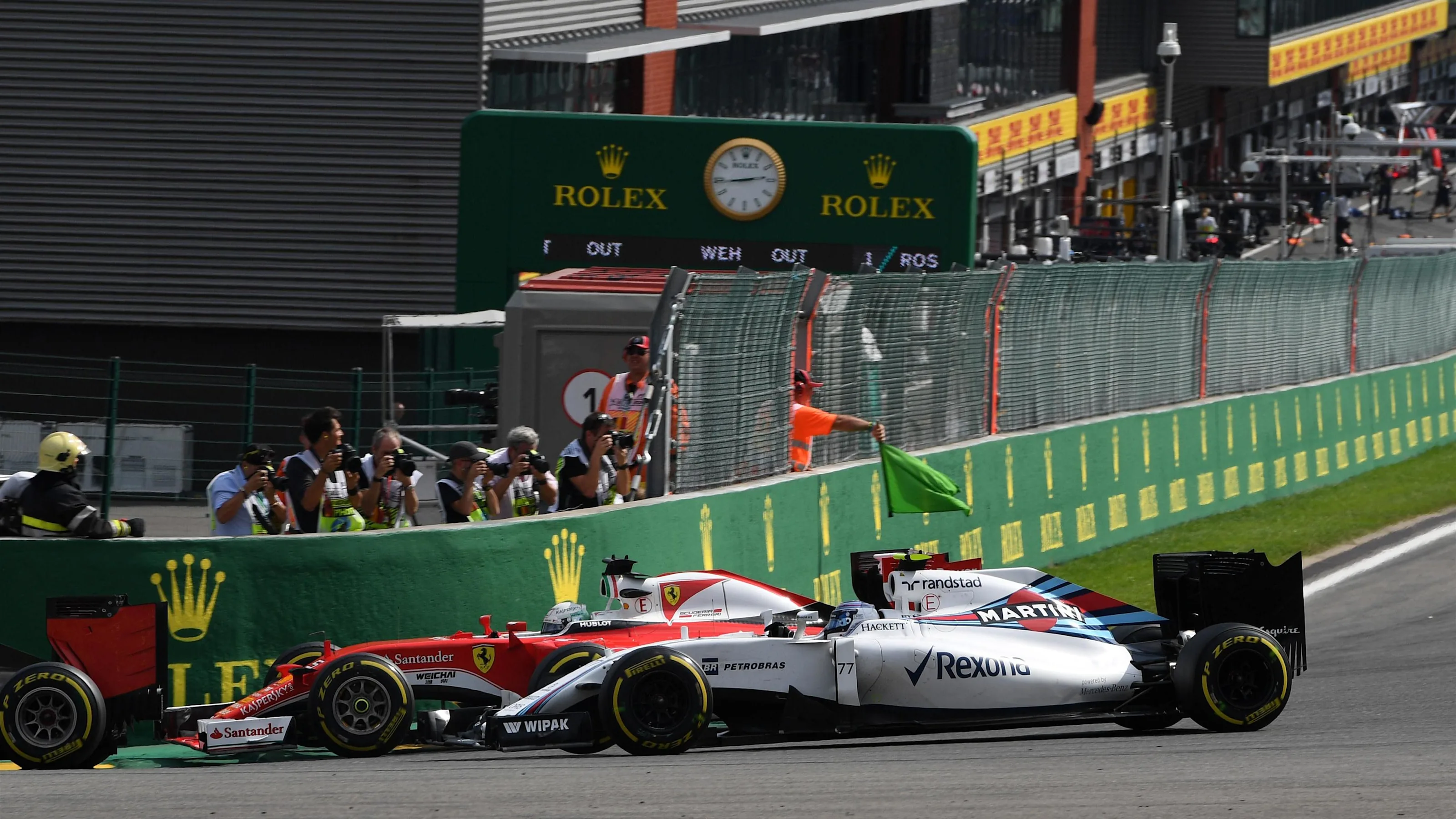 Sebastian Vettel (GER) Ferrari SF16-H and Valtteri Bottas (FIN) Williams FW38 battle at the restart
