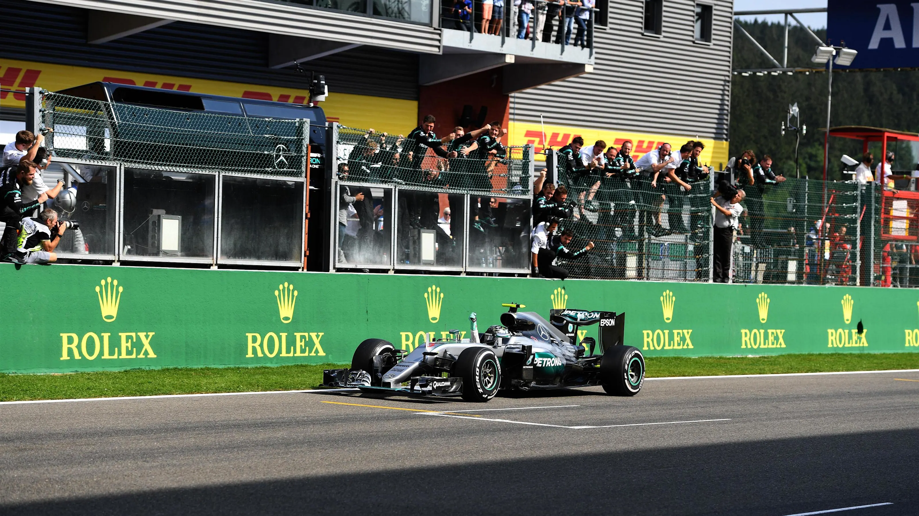 Race winner Nico Rosberg (GER) Mercedes-Benz F1 W07 Hybrid crosses the line at Formula One World