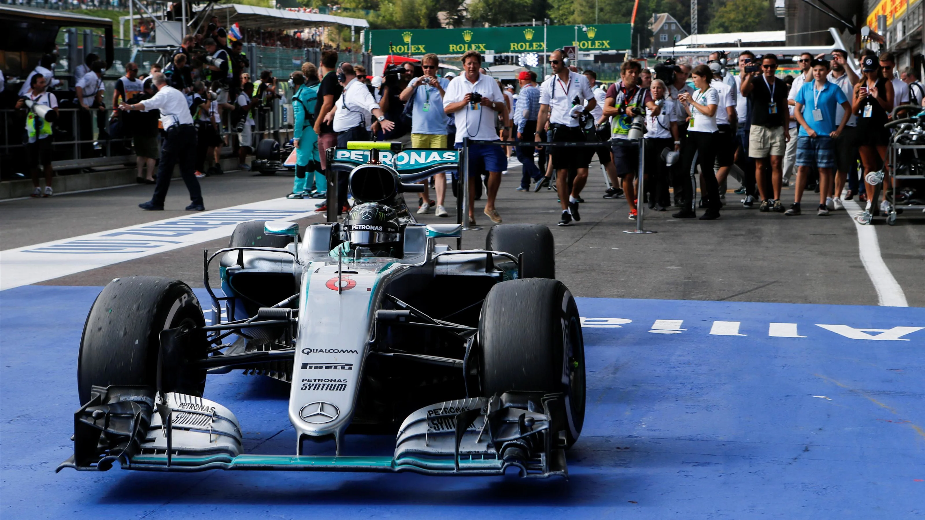 Race winner Nico Rosberg (GER) Mercedes-Benz F1 W07 Hybrid in Pat Fry (GBR) Manor GP Engineering