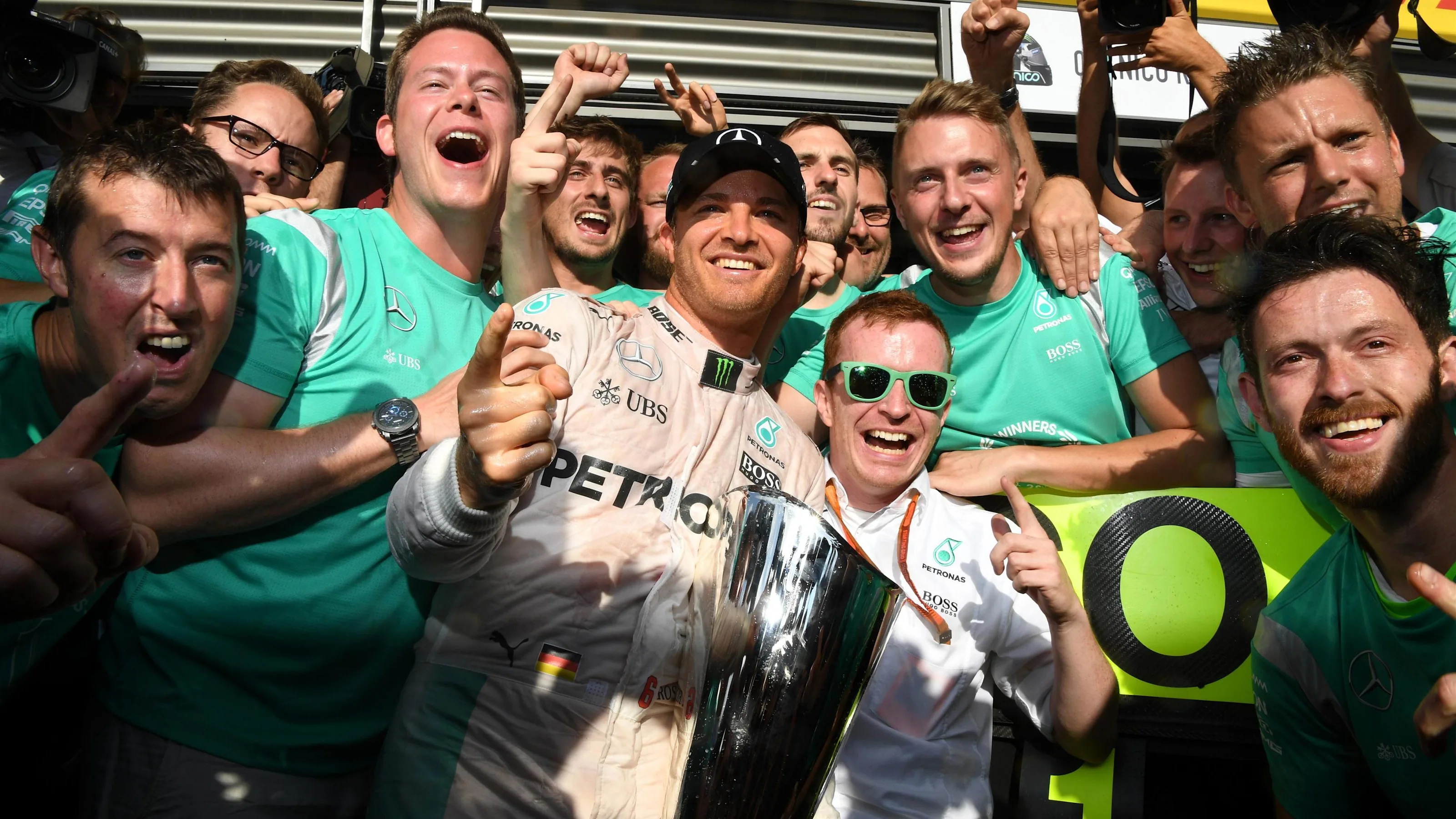 Race winner Nico Rosberg (GER) Mercedes AMG F1 celebrates with the team at Formula One World