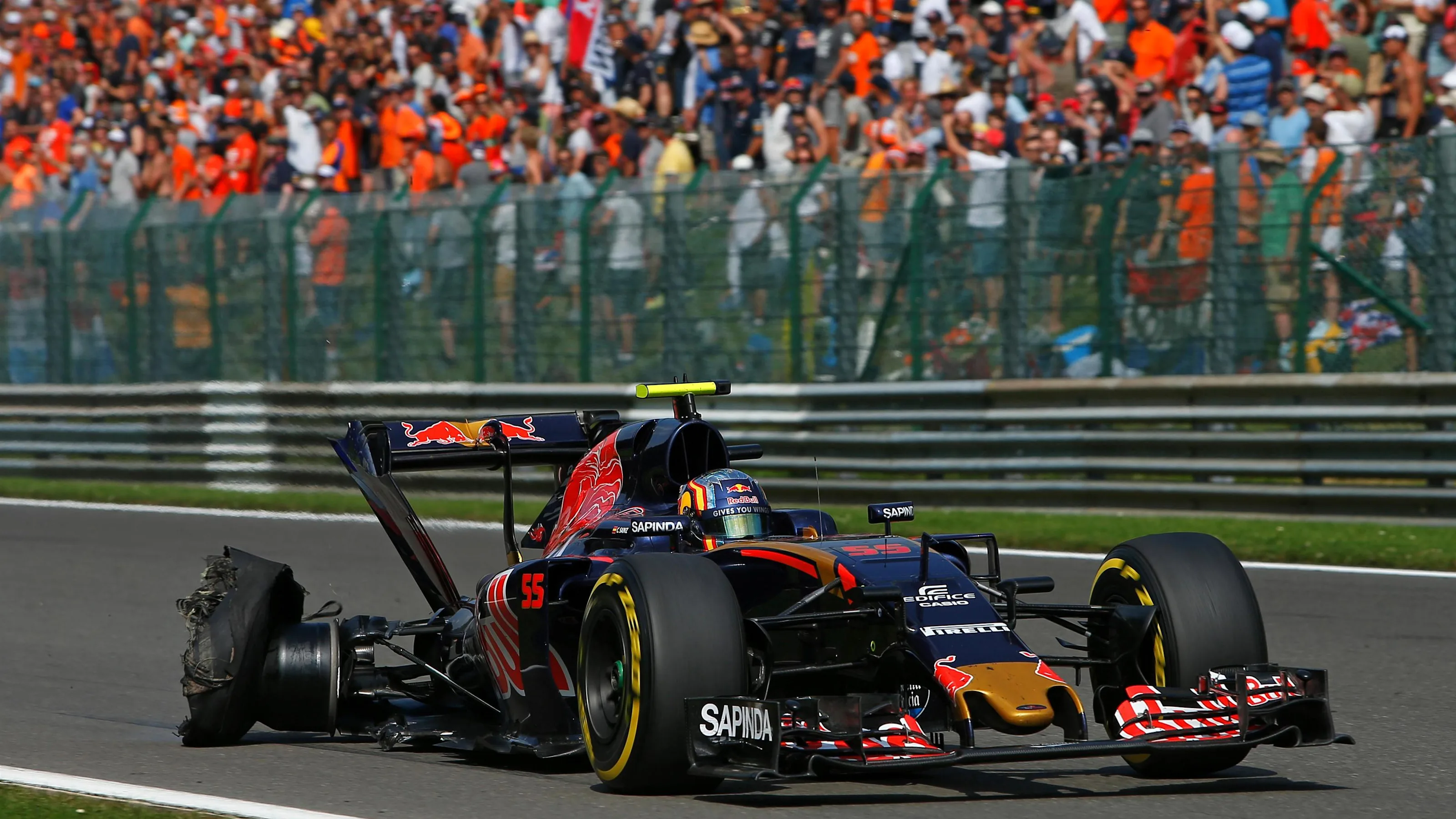 Carlos Sainz jr (ESP) Scuderia Toro Rosso STR11 with rear puncture / blow out at Formula One World