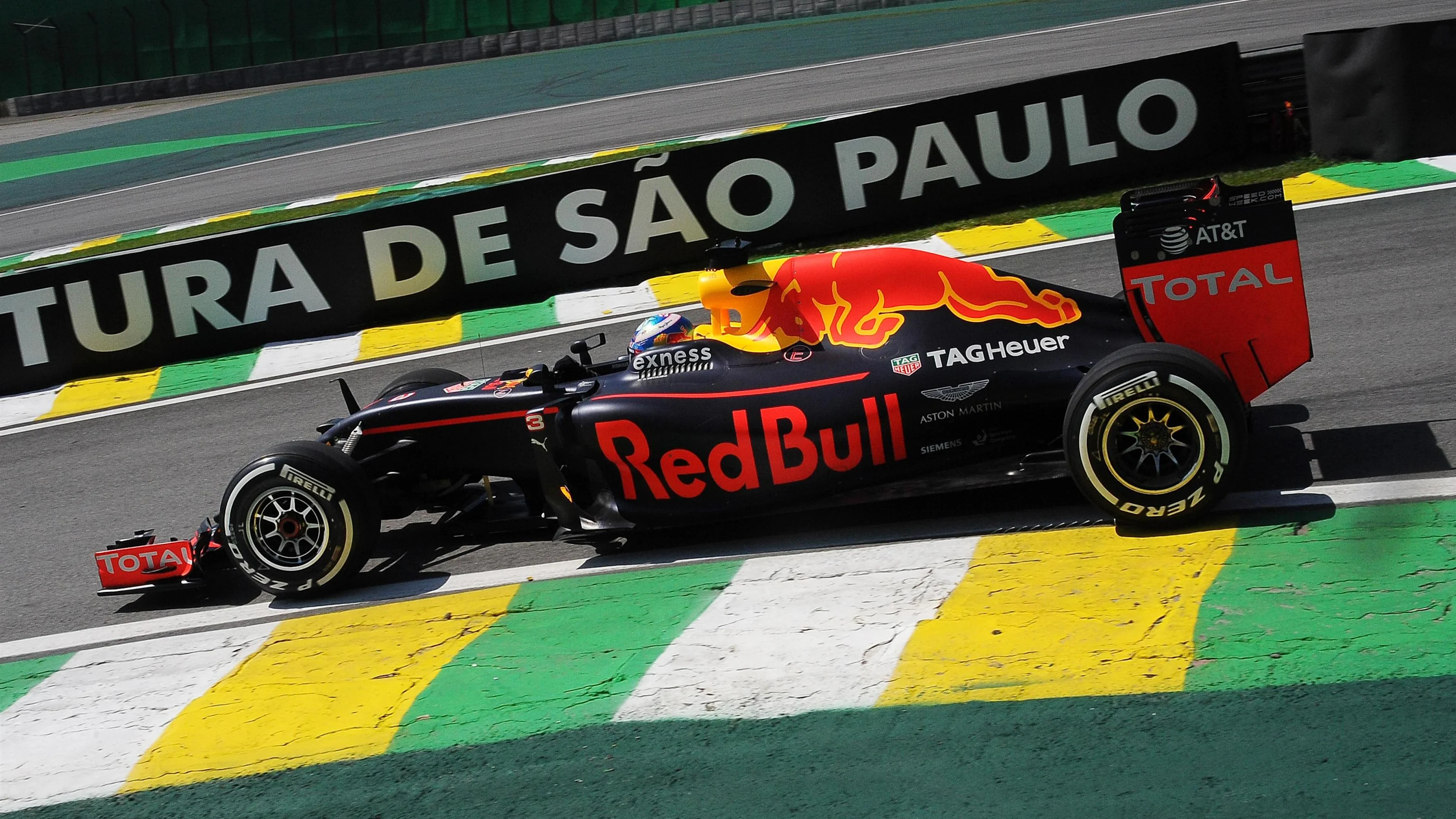 Daniel Ricciardo (AUS) Red Bull Racing RB12 at Formula One World Championship, Rd20, Brazilian