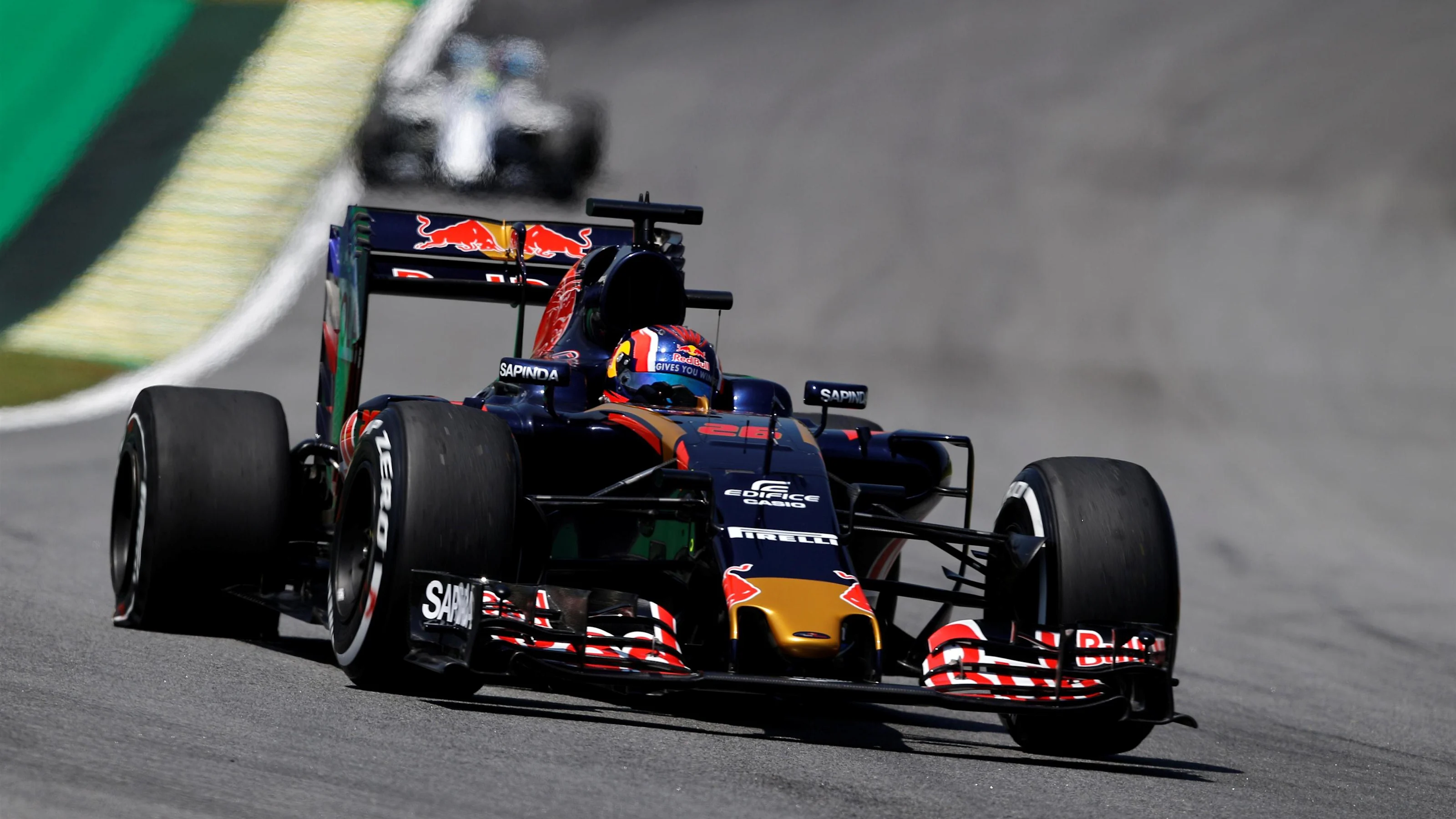 Daniil Kvyat (RUS) Scuderia Toro Rosso STR11 WITH PUNCTURE at Formula One World Championship, Rd20,
