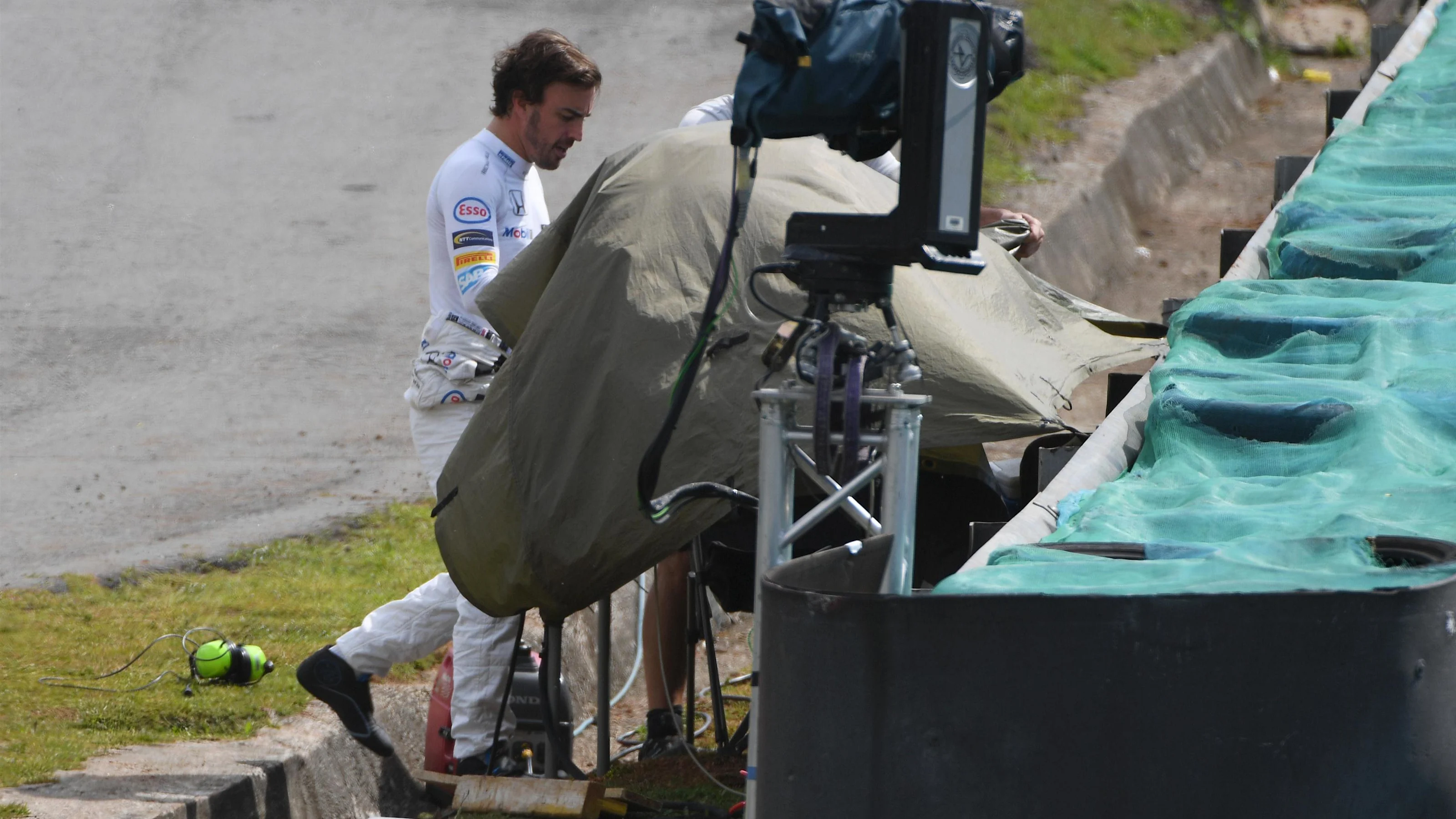 Fernando Alonso (ESP) McLaren stopped on track in FP2 and sits in FOM Cameramans seat at Formula