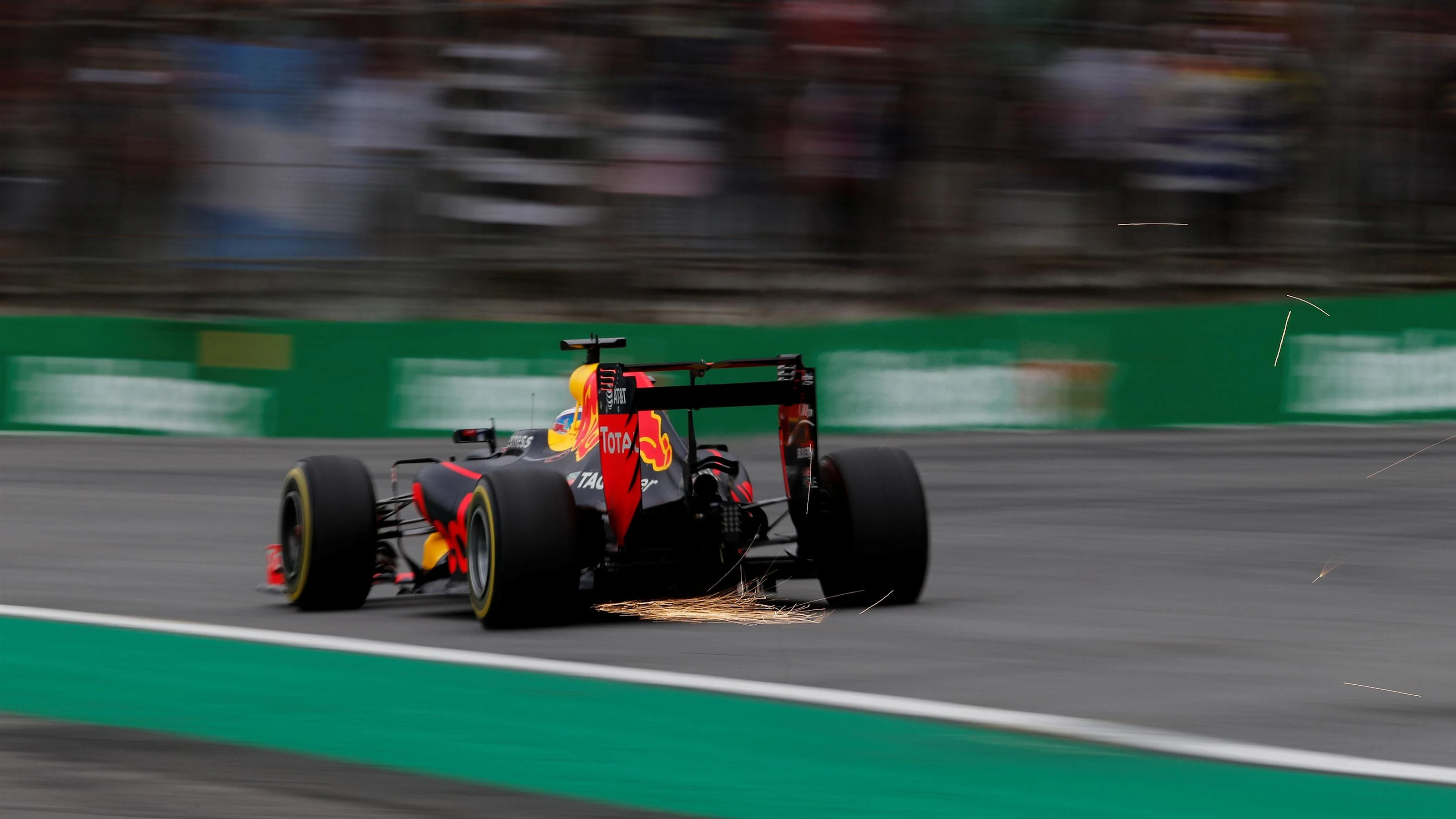 Daniel Ricciardo (AUS) Red Bull Racing RB12 at Formula One World Championship, Rd20, Brazilian