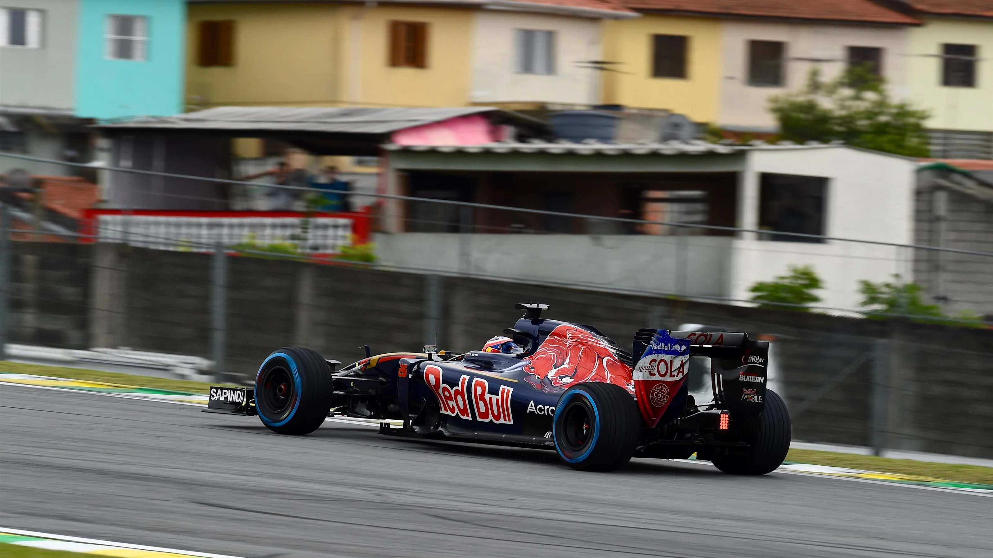 Daniil Kvyat (RUS) Scuderia Toro Rosso STR11 at Formula One World Championship, Rd20, Brazilian