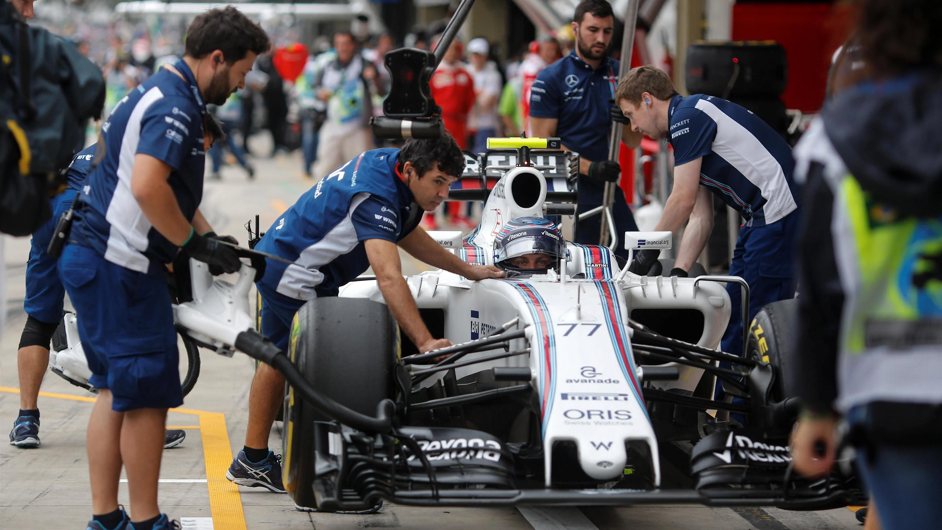 Valtteri Bottas (FIN) Williams FW38 makes a pitstop at Formula One World Championship, Rd20,