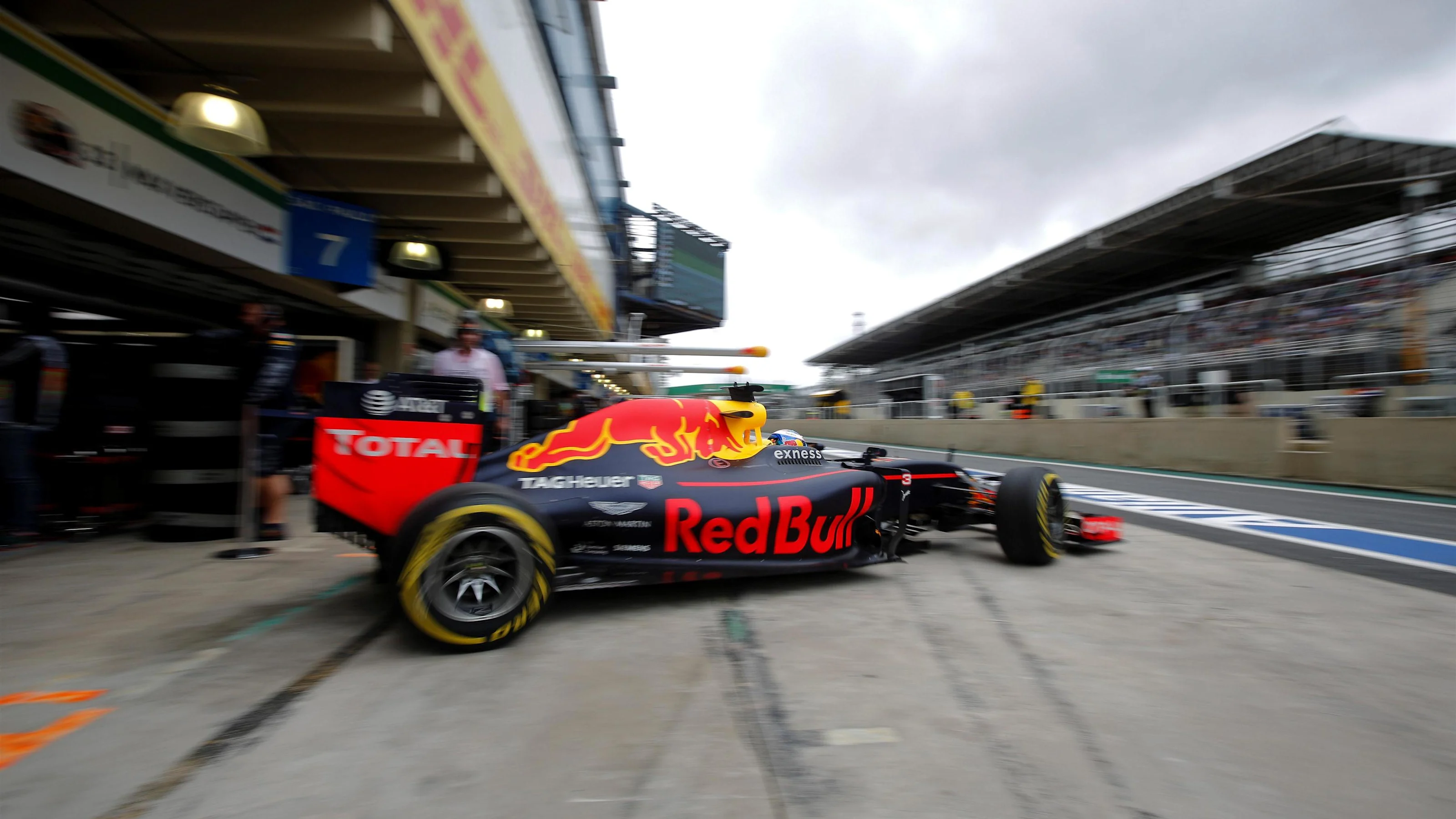 Daniel Ricciardo (AUS) Red Bull Racing RB12 at Formula One World Championship, Rd20, Brazilian