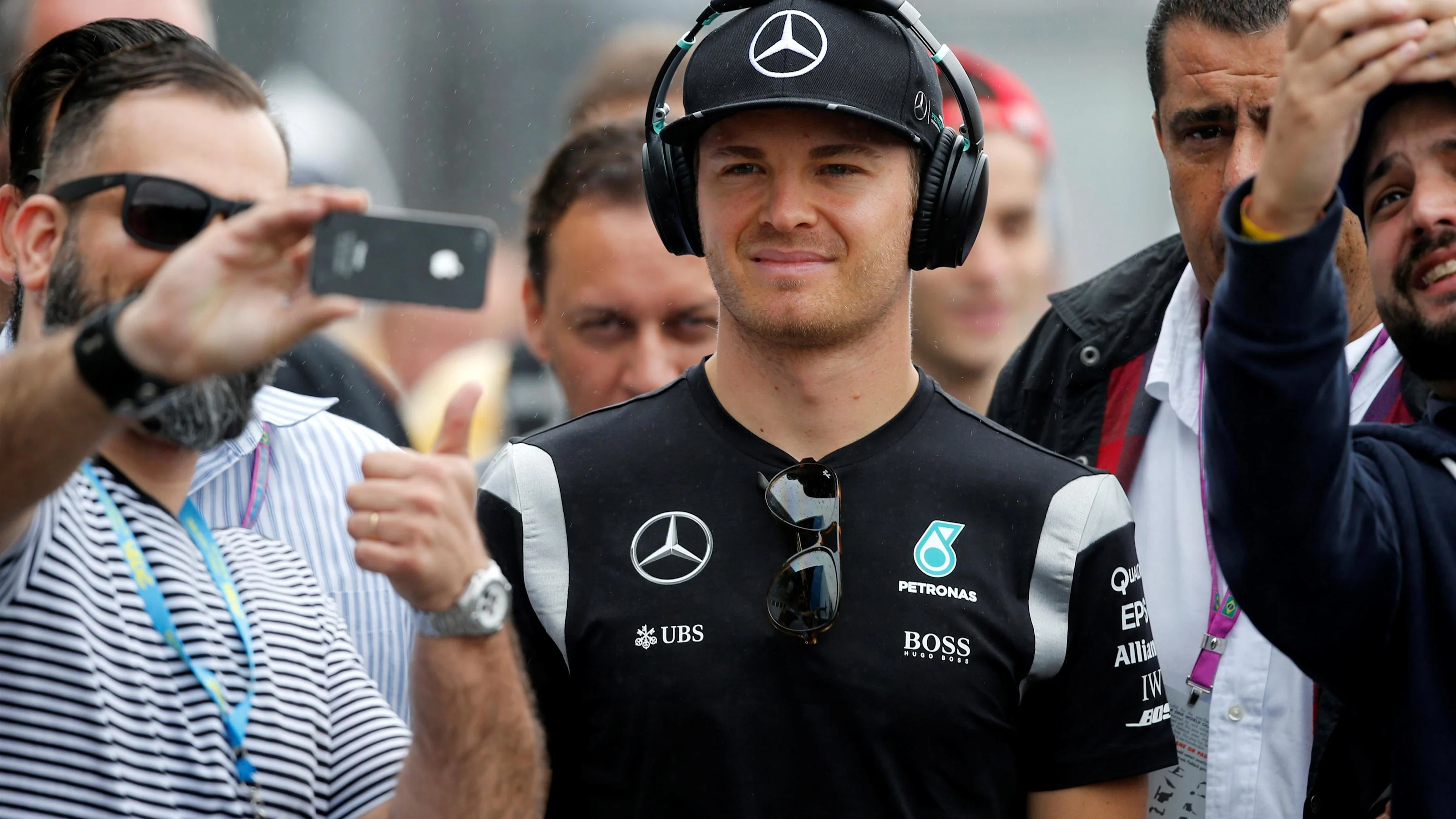 Nico Rosberg (GER) Mercedes AMG F1 fans selfie at Formula One World Championship, Rd20, Brazilian