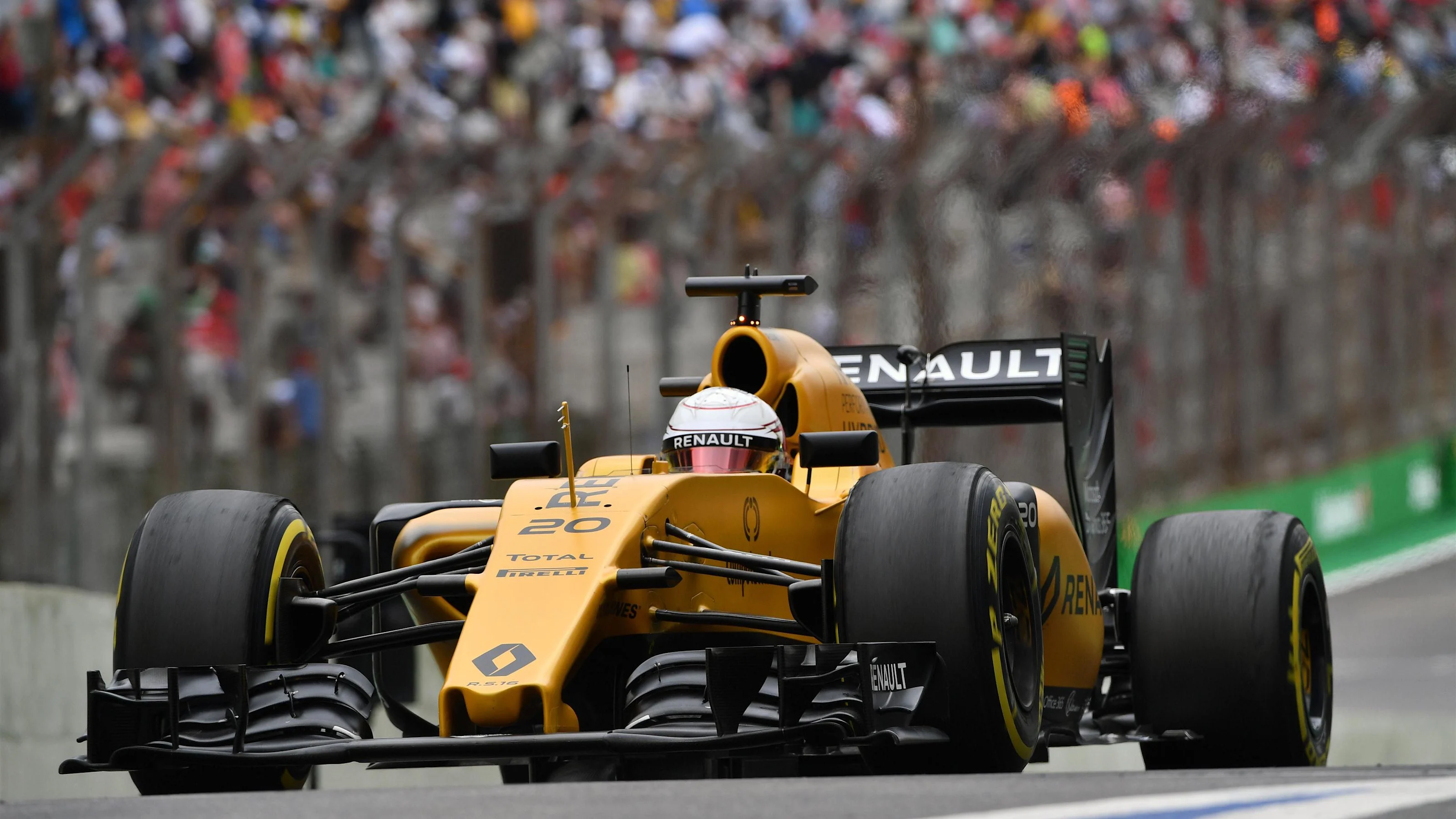Kevin Magnussen (DEN) Renault Sport F1 Team RS16 at Formula One World Championship, Rd20, Brazilian