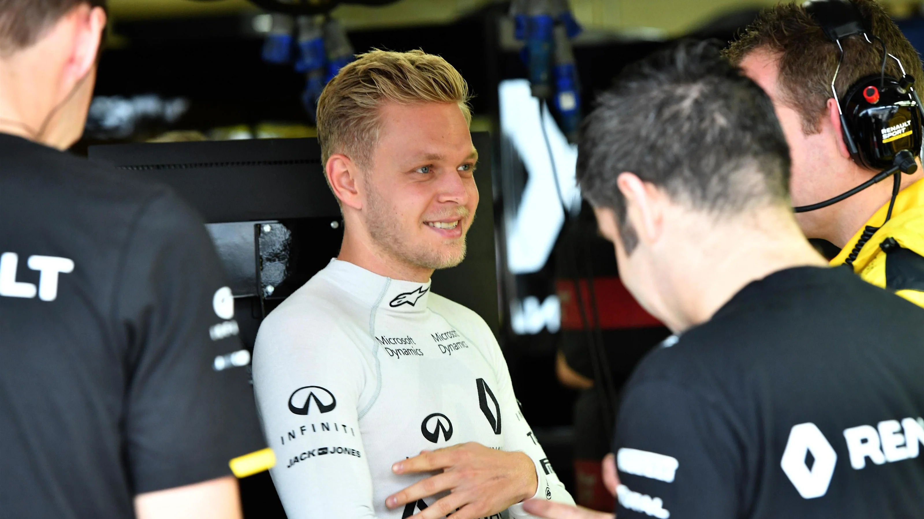 Kevin Magnussen (DEN) Renault Sport F1 Team at Formula One World Championship, Rd20, Brazilian