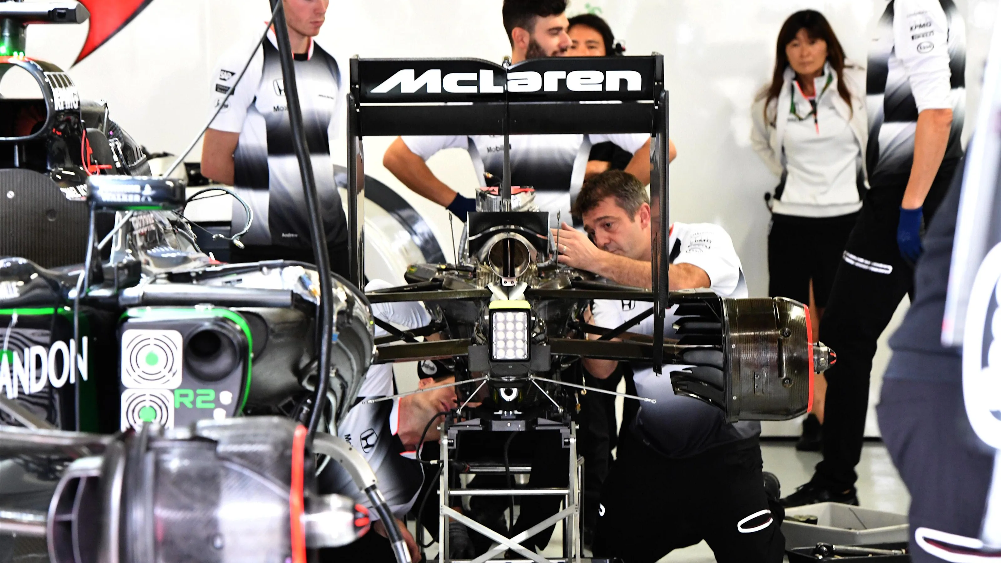 McLaren mechanics work on the car of Fernando Alonso (ESP) McLaren MP4-31 at Formula One World