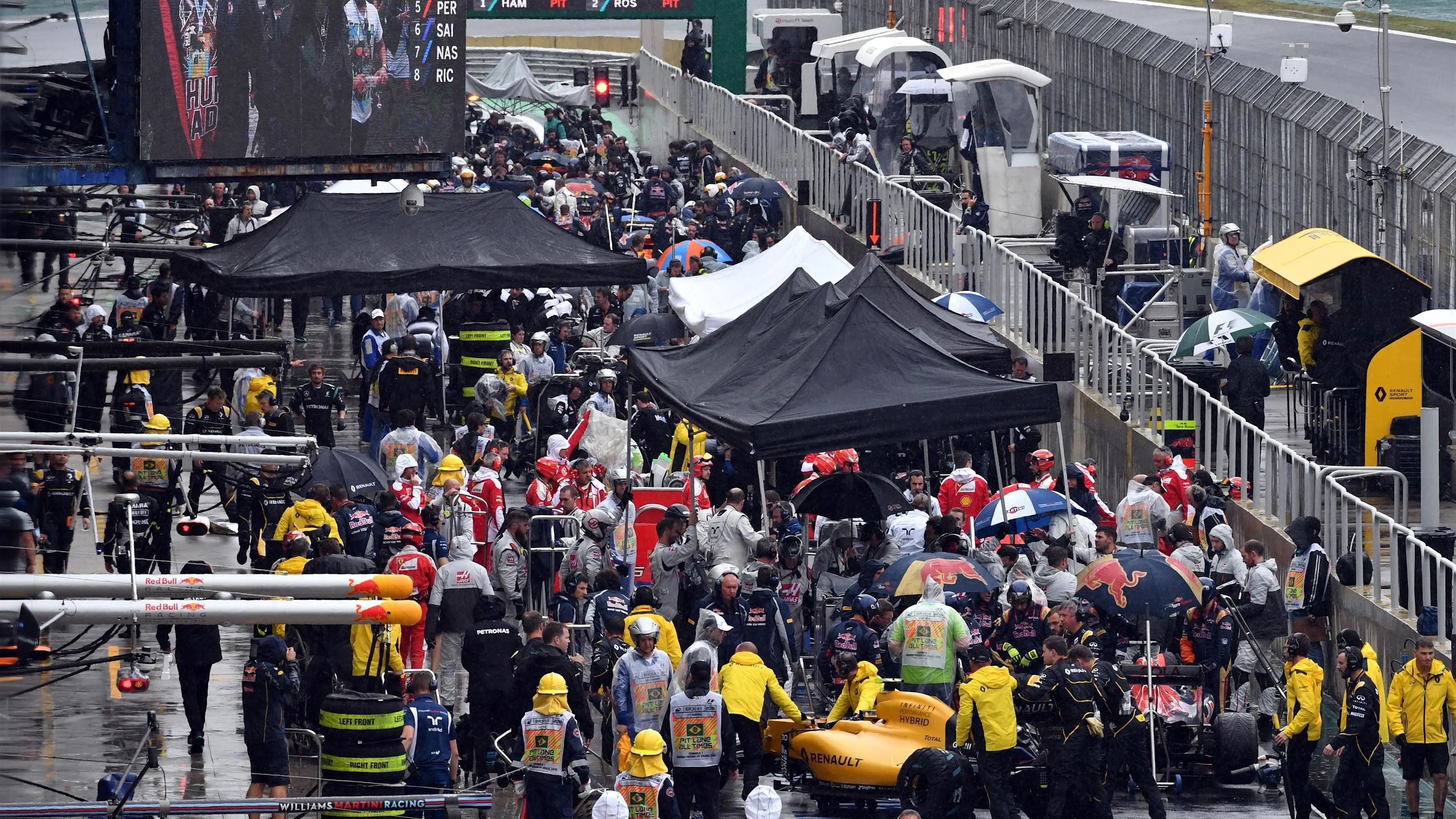 Cars and mechanics in the pitlane at Formula One World Championship, Rd20, Brazilian Grand Prix,