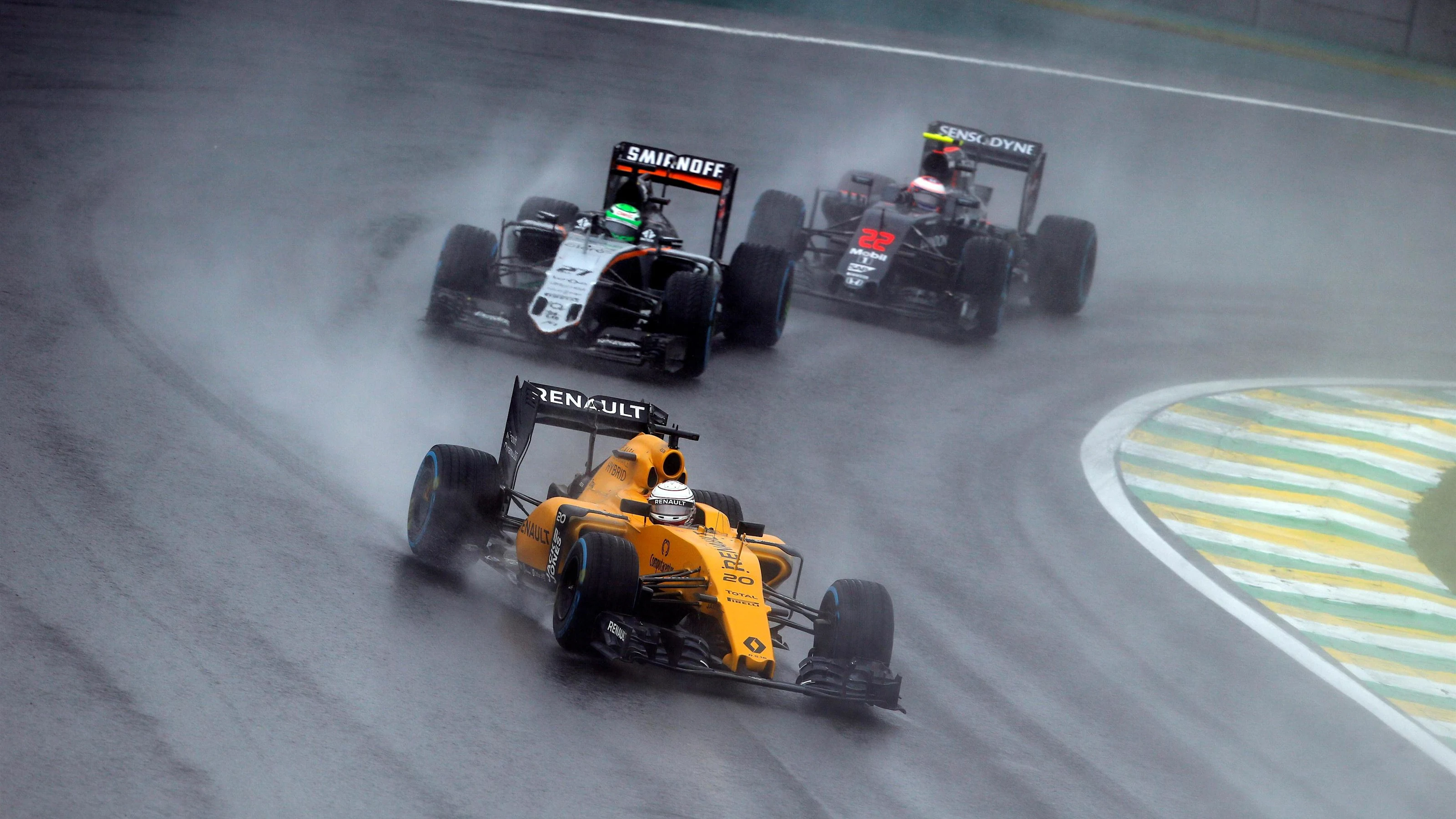 Kevin Magnussen (DEN) Renault Sport F1 Team RS16 at Formula One World Championship, Rd20, Brazilian