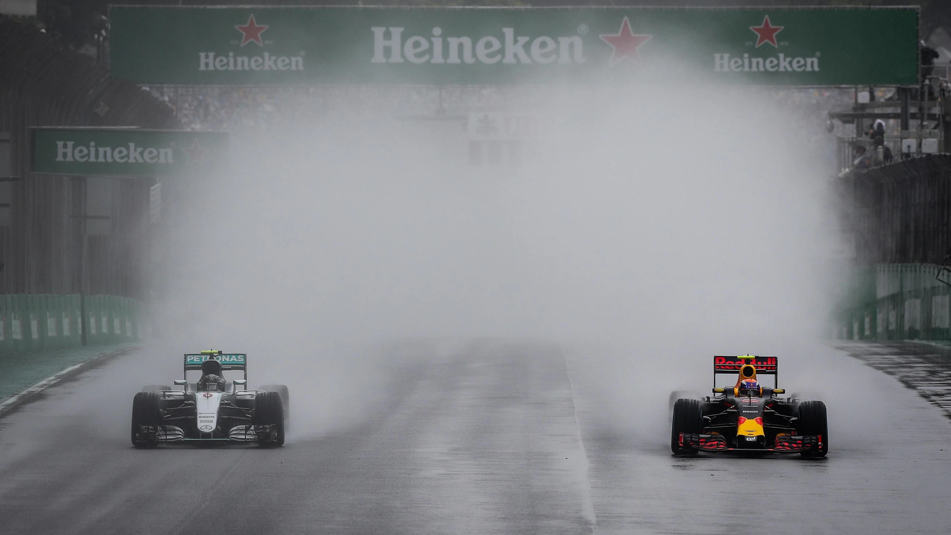 Nico Rosberg (GER) Mercedes-Benz F1 W07 Hybrid and Max Verstappen (NED) Red Bull Racing RB12 battle