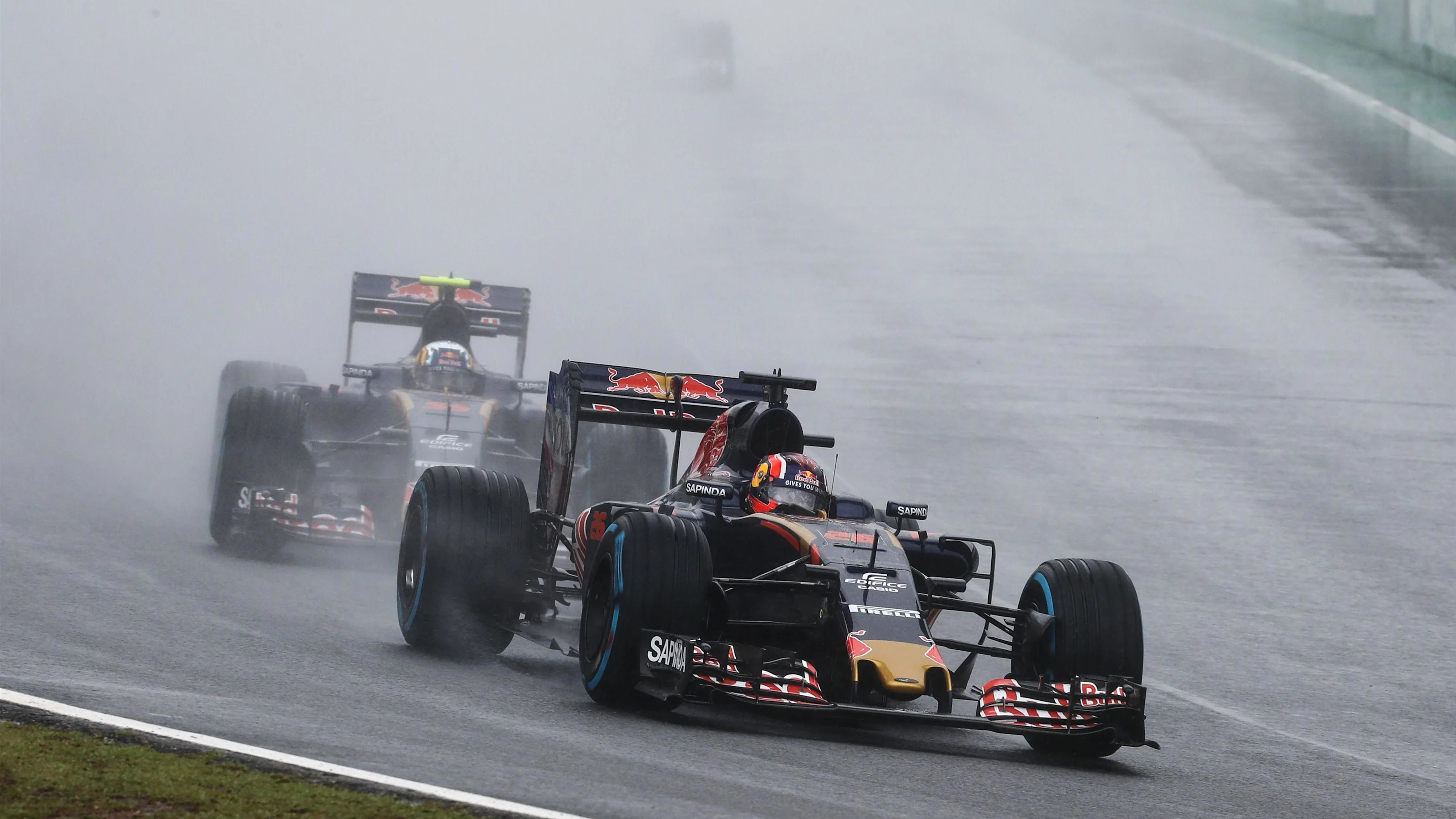 Daniil Kvyat (RUS) Scuderia Toro Rosso STR11 at Formula One World Championship, Rd20, Brazilian