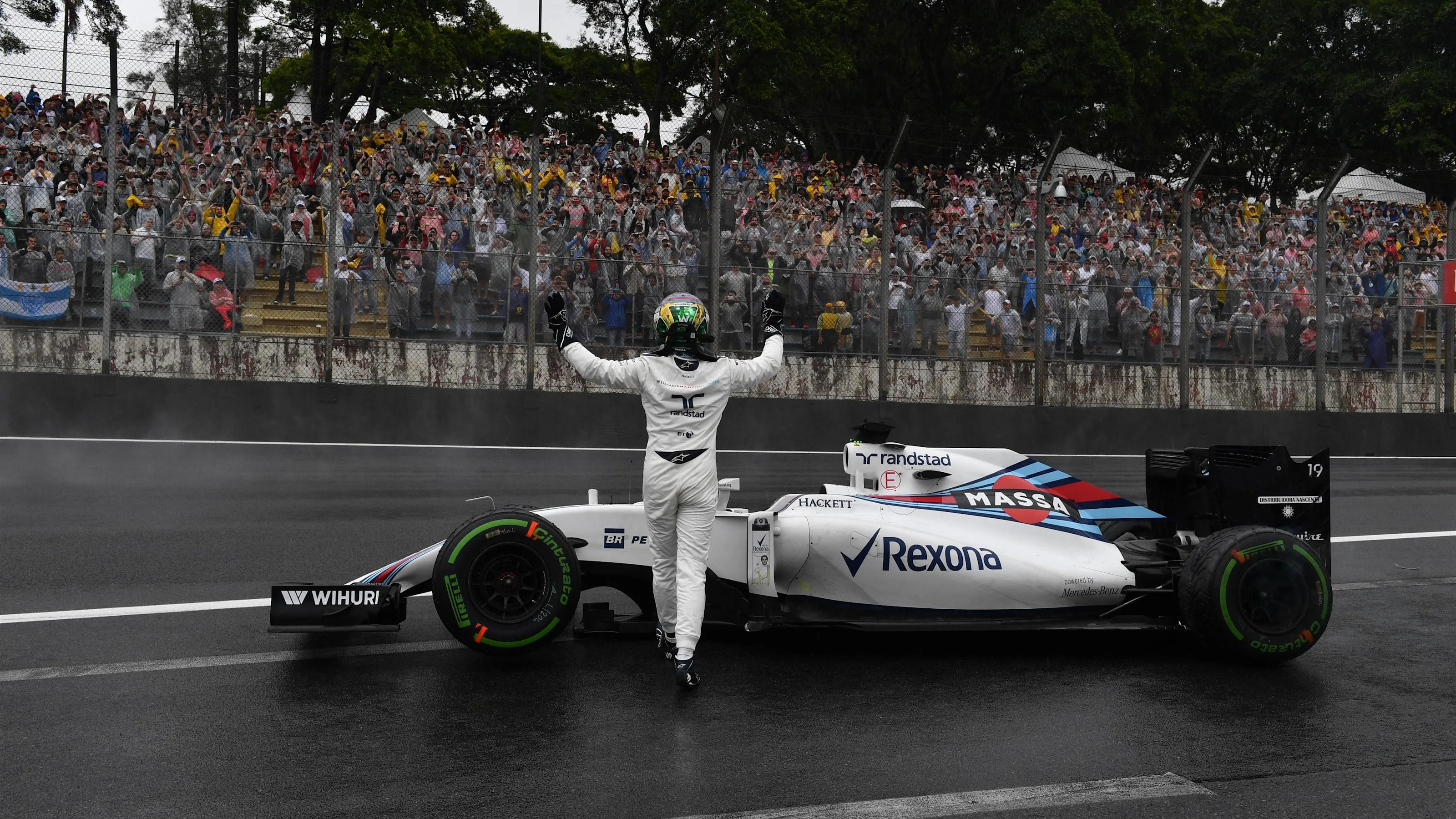 Felipe Massa (BRA) Williams FW38 crashed out of the race at Formula One World Championship, Rd20,