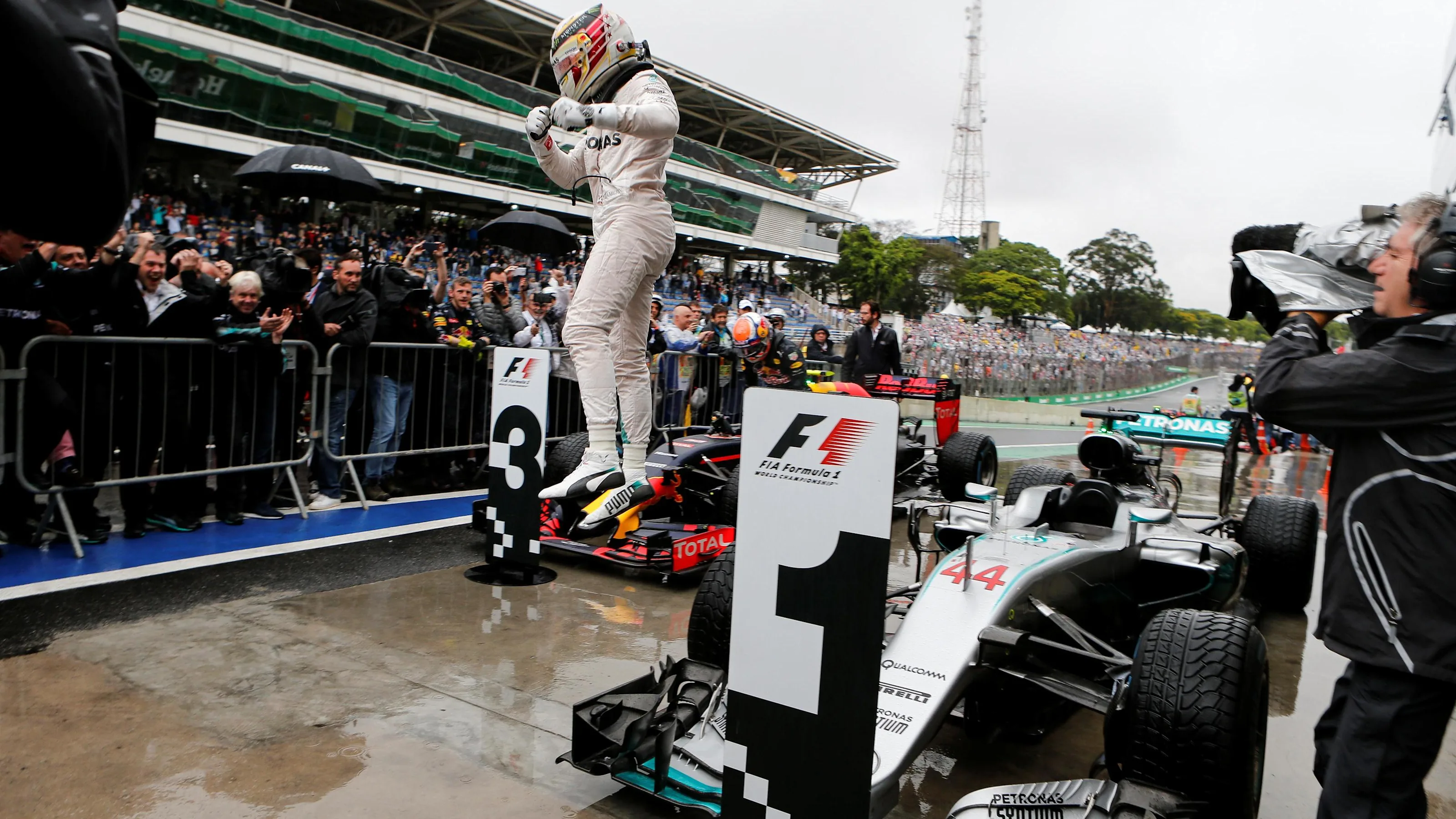 Race winner Lewis Hamilton (GBR) Mercedes-Benz F1 W07 Hybrid celebrates in parc ferme at Formula