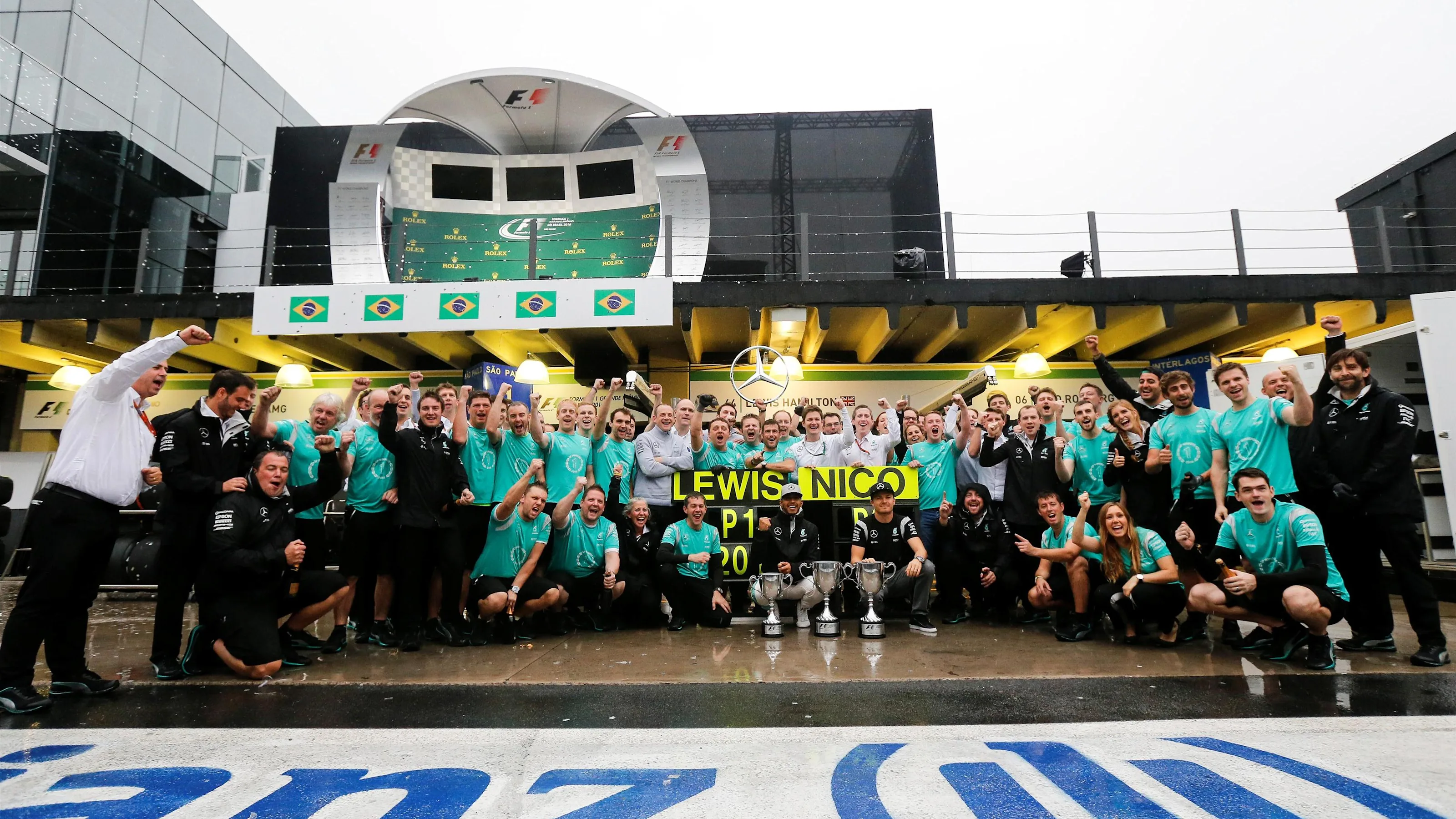 Lewis Hamilton (GBR) Mercedes AMG F1 and Nico Rosberg (GER) Mercedes AMG F1 celebrate with the team