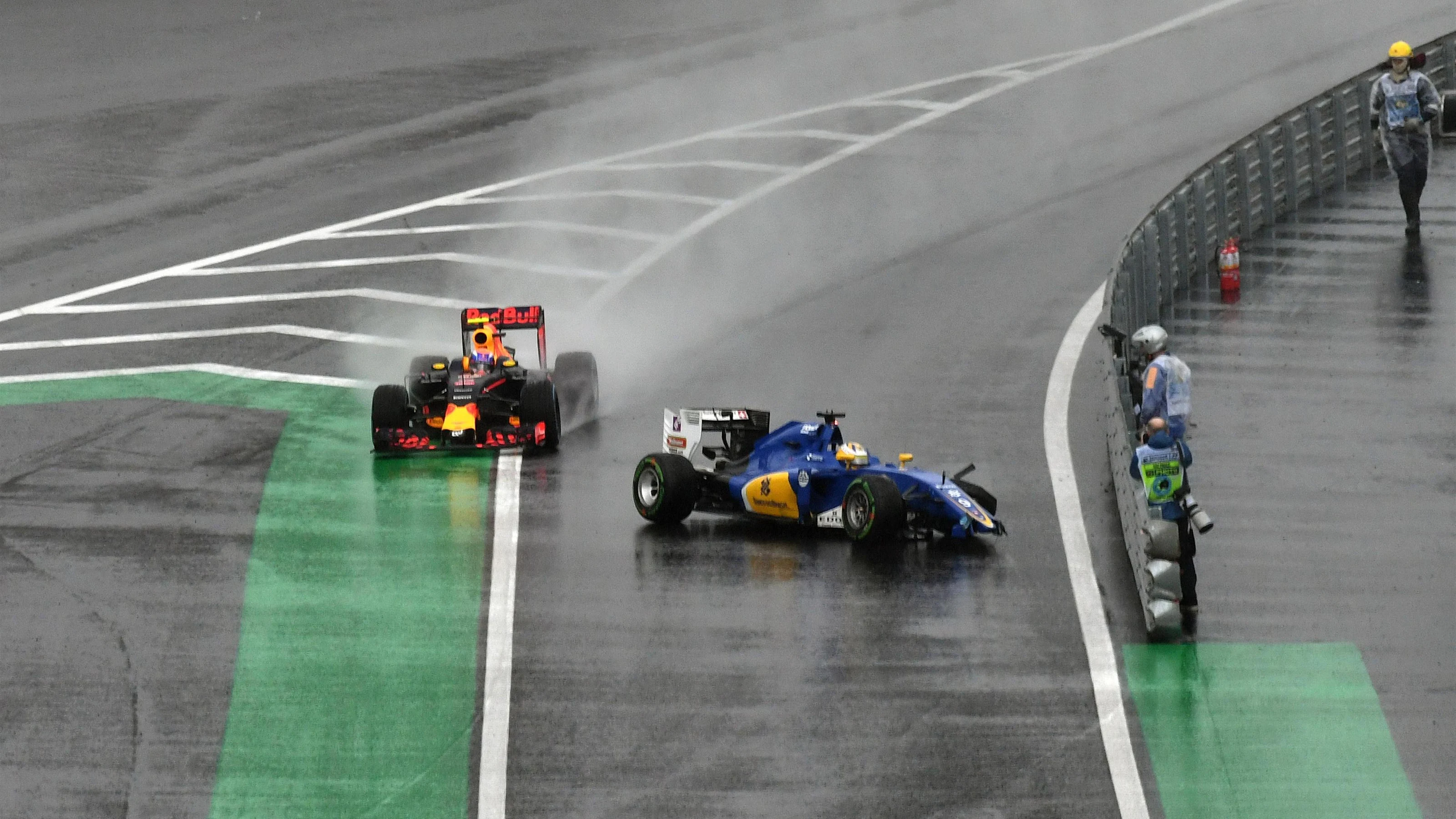 Marcus Ericsson (SWE) Sauber C35 crashes and is passed by Max Verstappen (NED) Red Bull Racing RB12