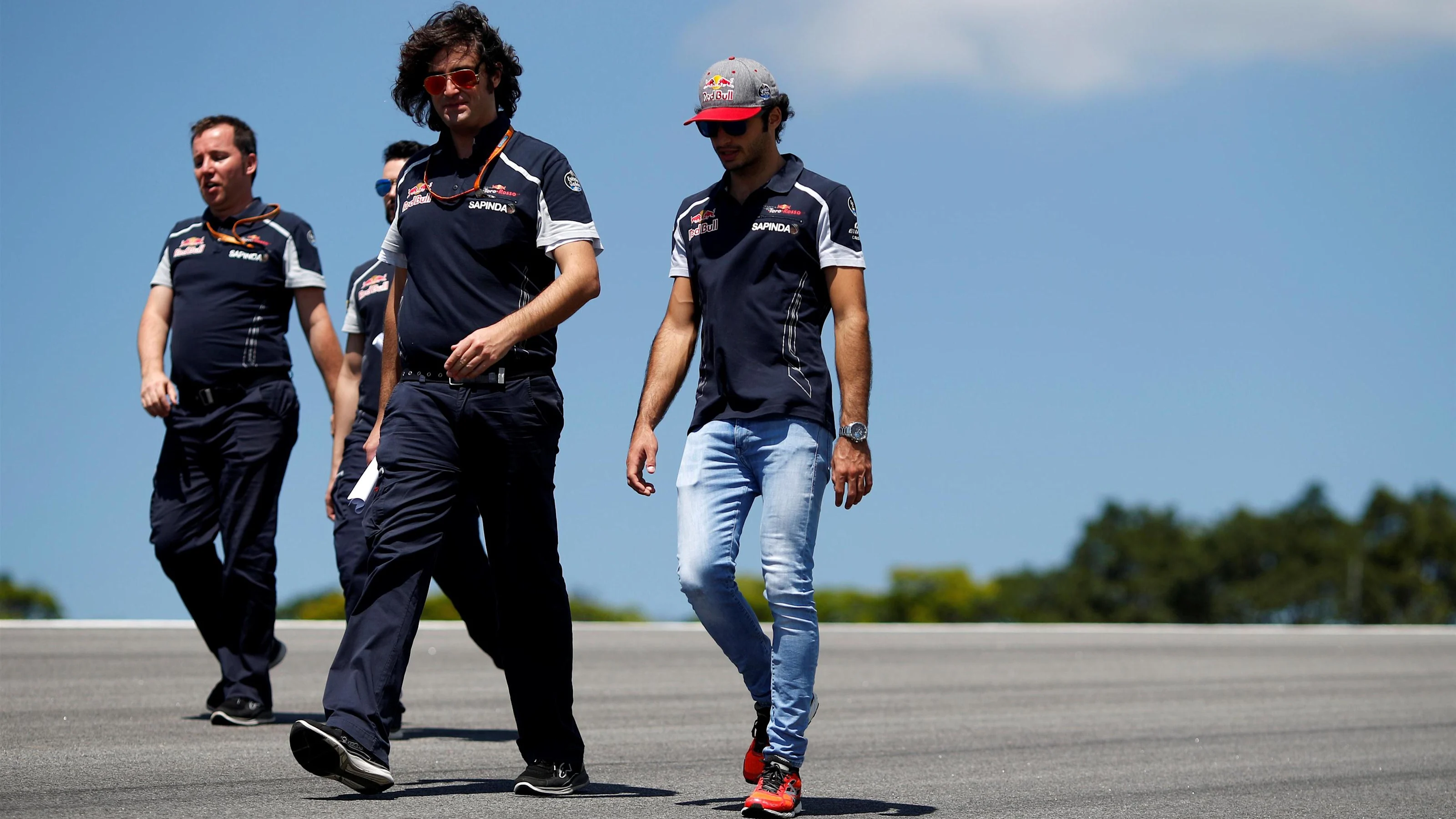 Carlos Sainz jr (ESP) Scuderia Toro Rosso walks the track with Marco Matassa (ITA) Scuderia Toro