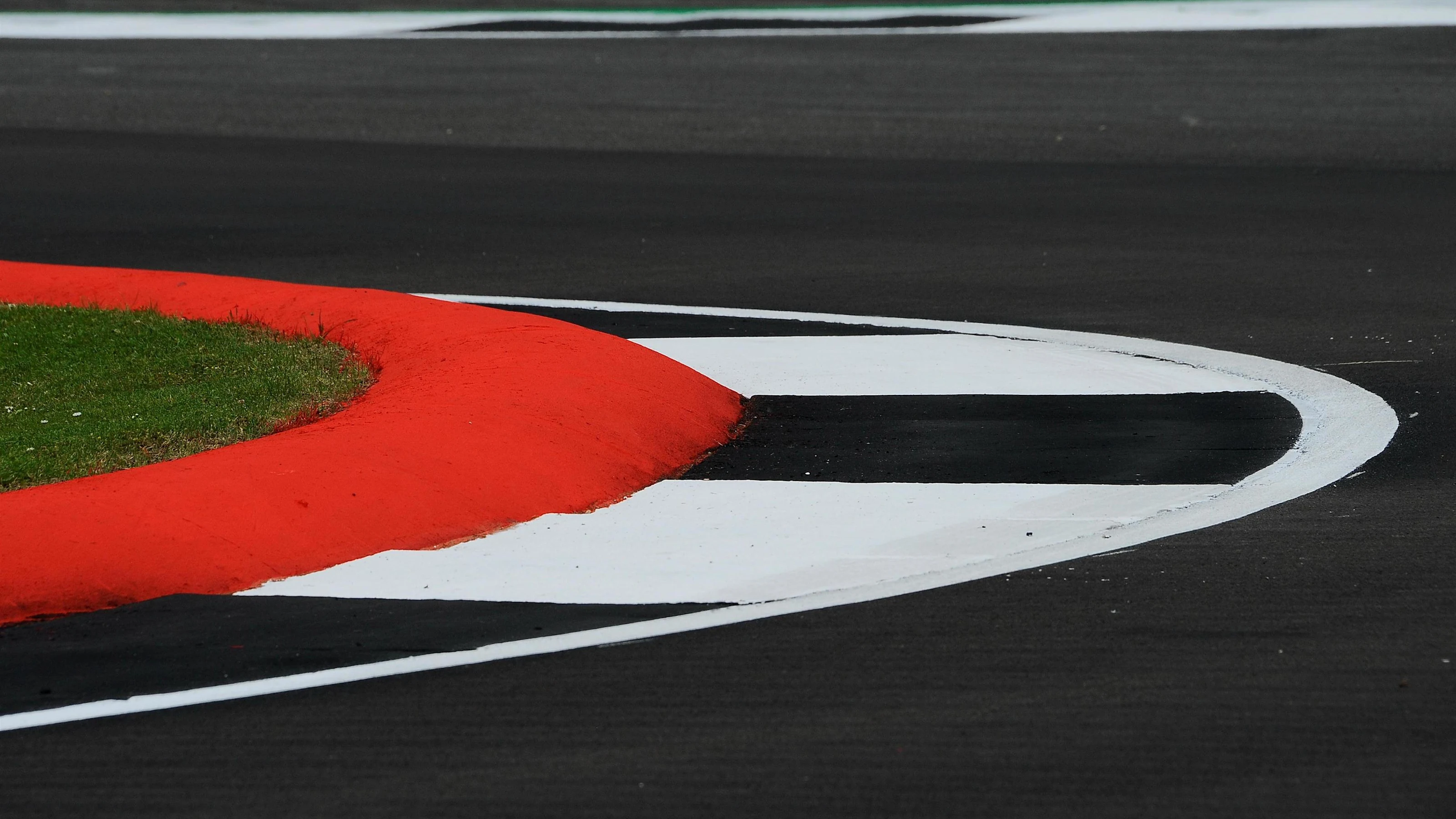 Track view and kerbs at Formula One World Championship, Rd10, British Grand Prix, Preparations,