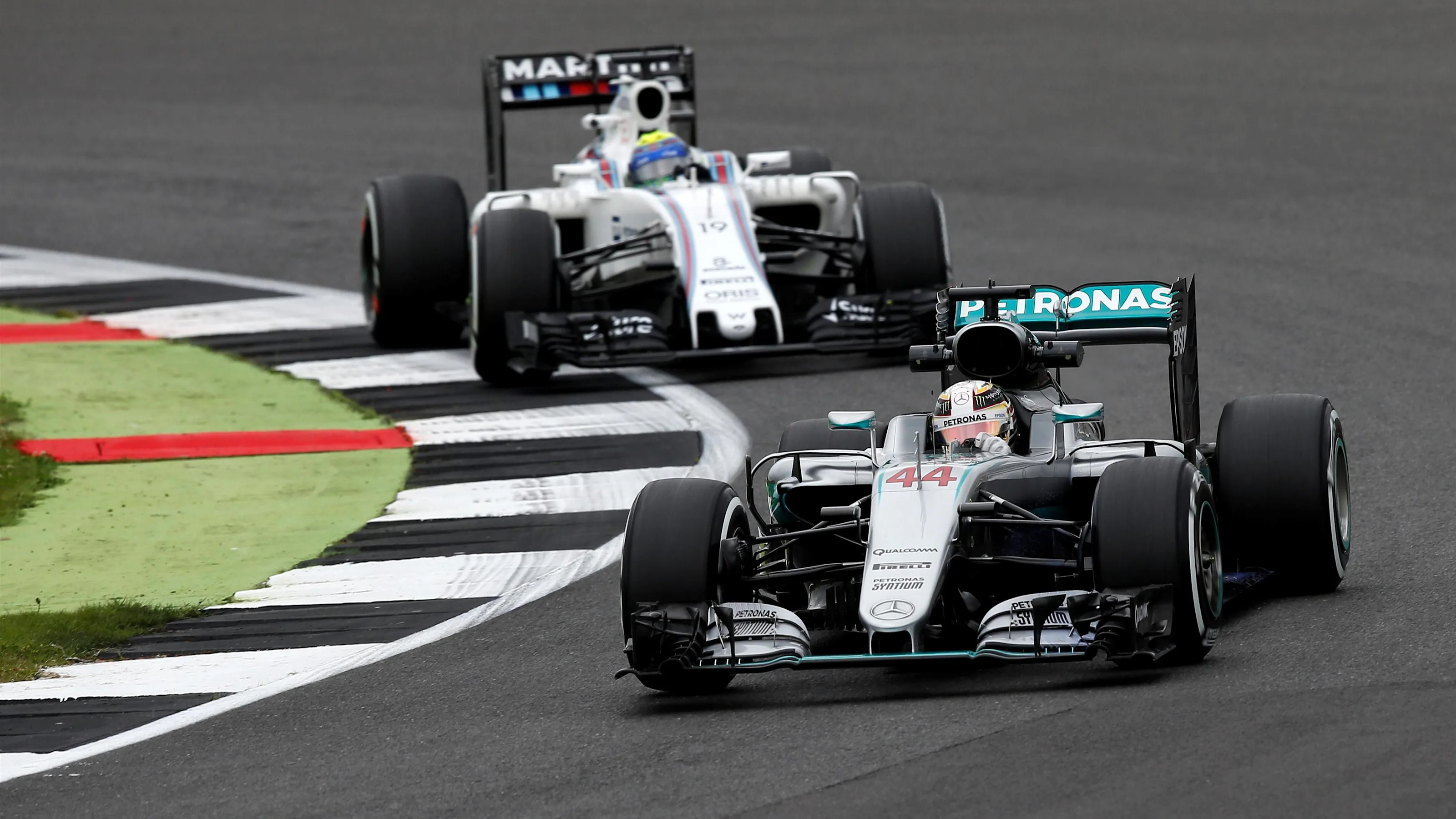 Lewis Hamilton (GBR) Mercedes-Benz F1 W07 Hybrid and Felipe Massa (BRA) Williams FW38 at Formula