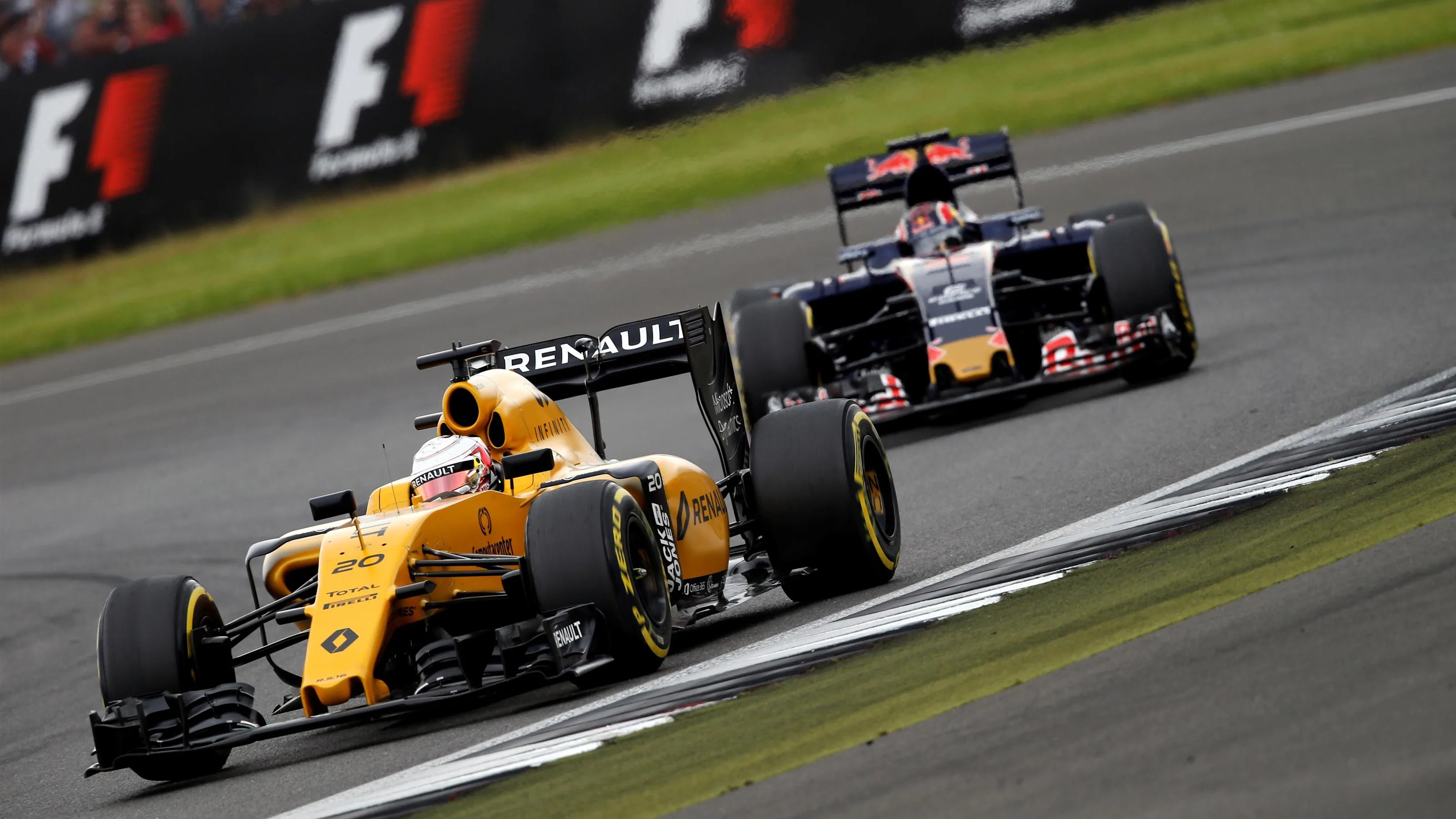 Kevin Magnussen (DEN) Renault Sport F1 Team RS16 at Formula One World Championship, Rd10, British