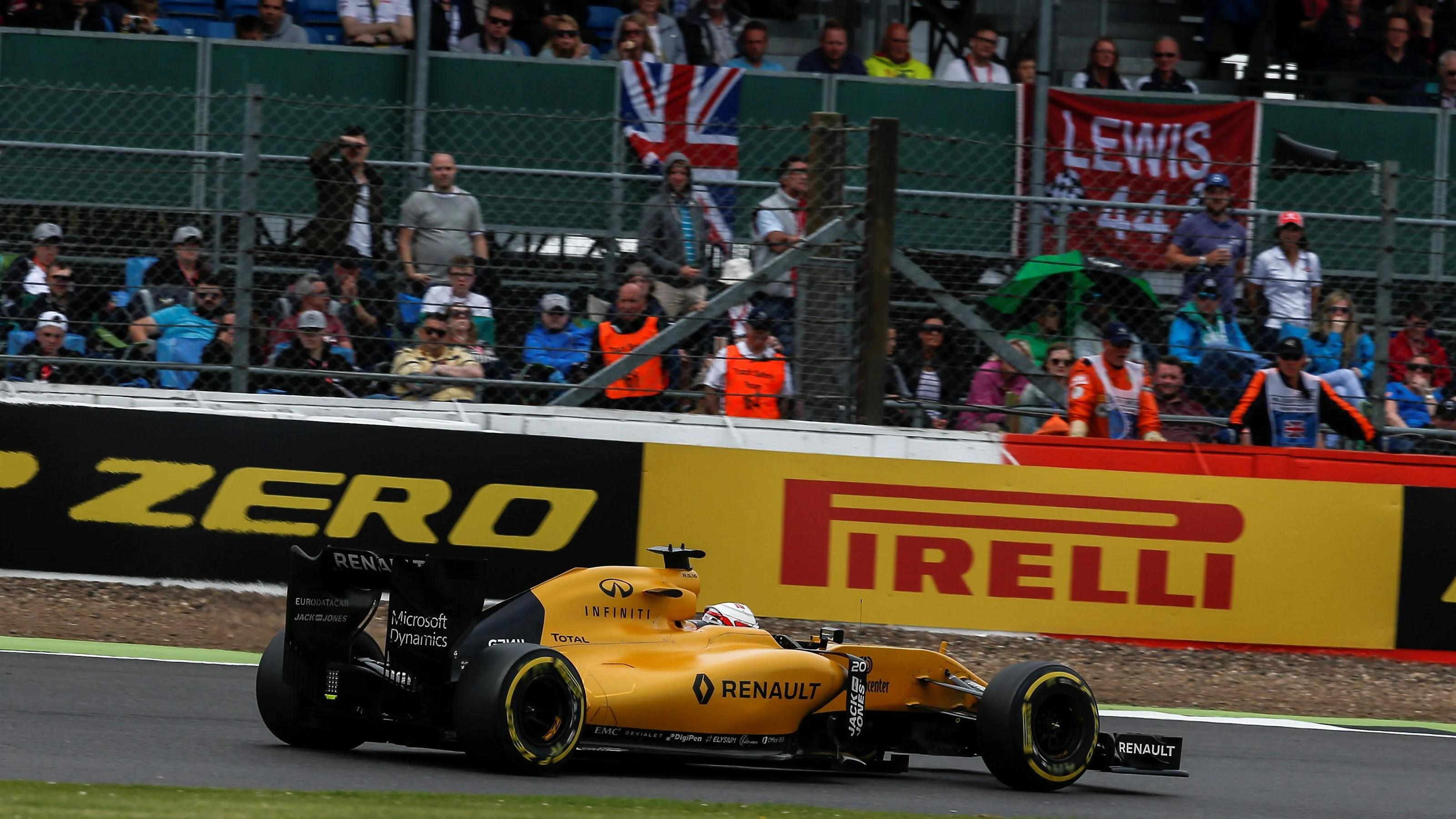 Kevin Magnussen (DEN) Renault Sport F1 Team RS16 at Formula One World Championship, Rd10, British